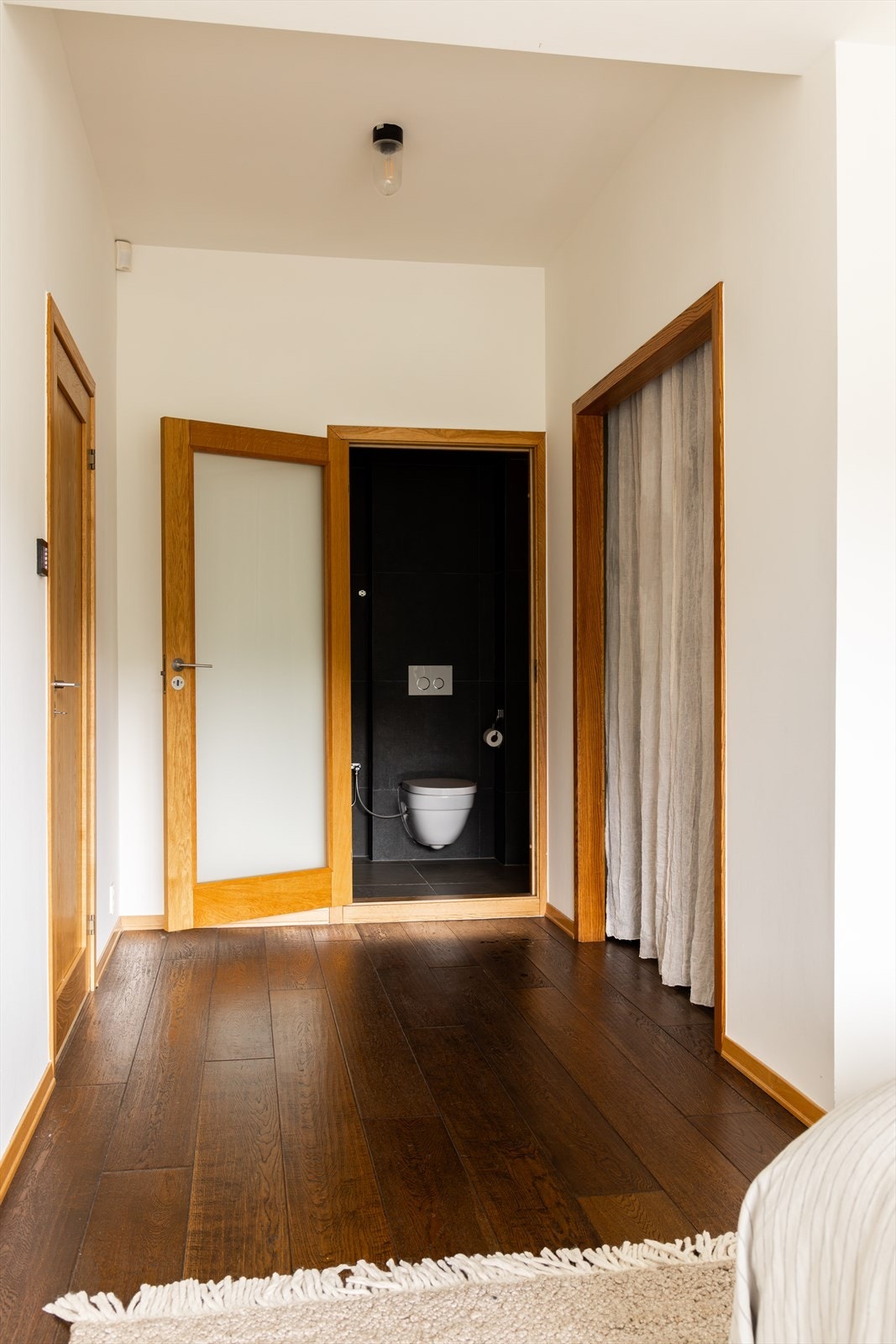 I tilknytning til hovedsoverommet finner du boligens største bad, kun overgått av den separate spaavdelingen. Til høyre for badet ligger en stor og romslig garderobe med rikelig plass til oppbevaring. Galleribilde
