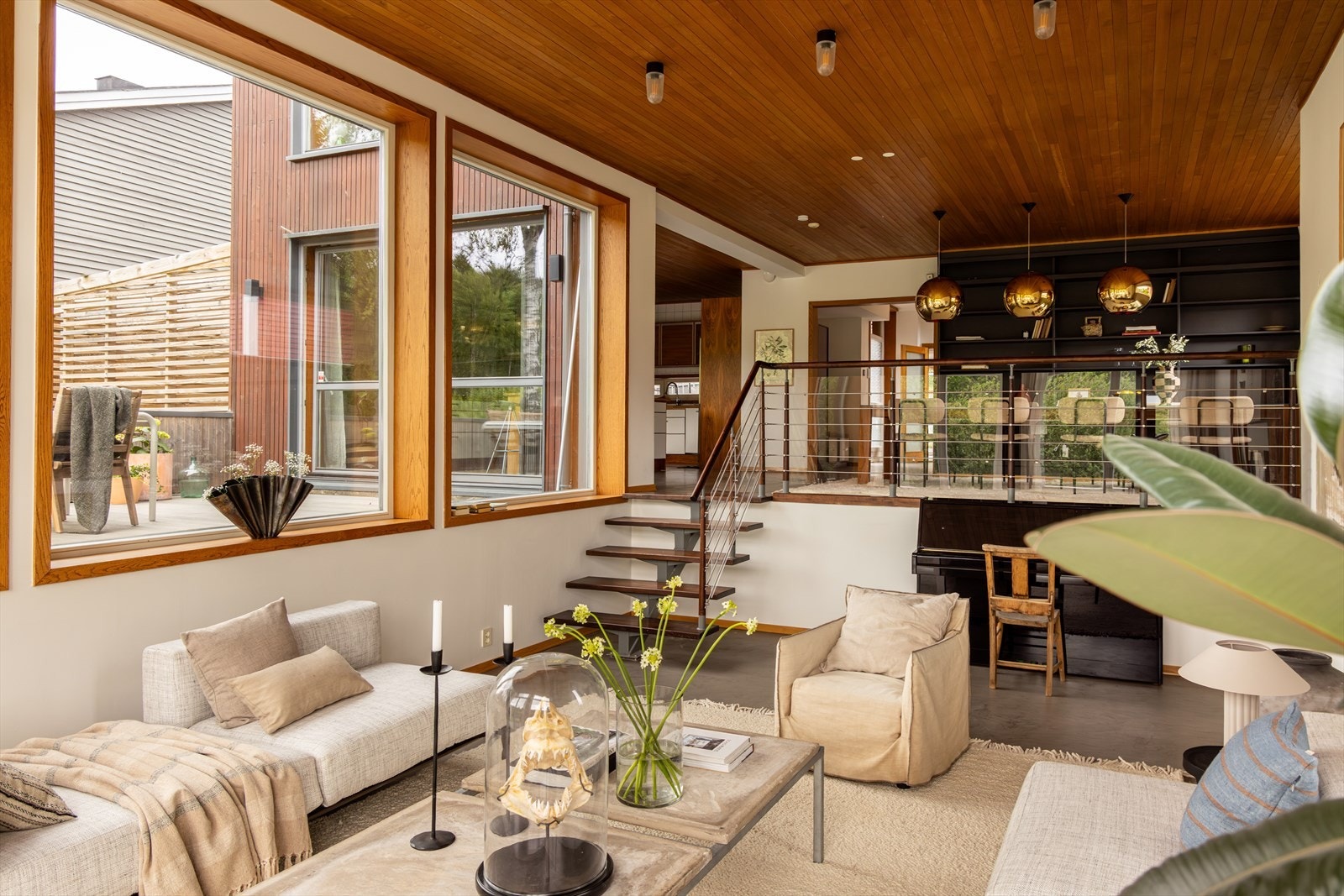 Boligen er utformet med et tidløst, varmt og eksklusivt uttrykk. Arkitekten har på elegant vis lekt med nivåer og materialvalg, noe som skaper en spennende, særegen og stilfull bolig med høy arkitektonisk kvalitet. Galleribilde