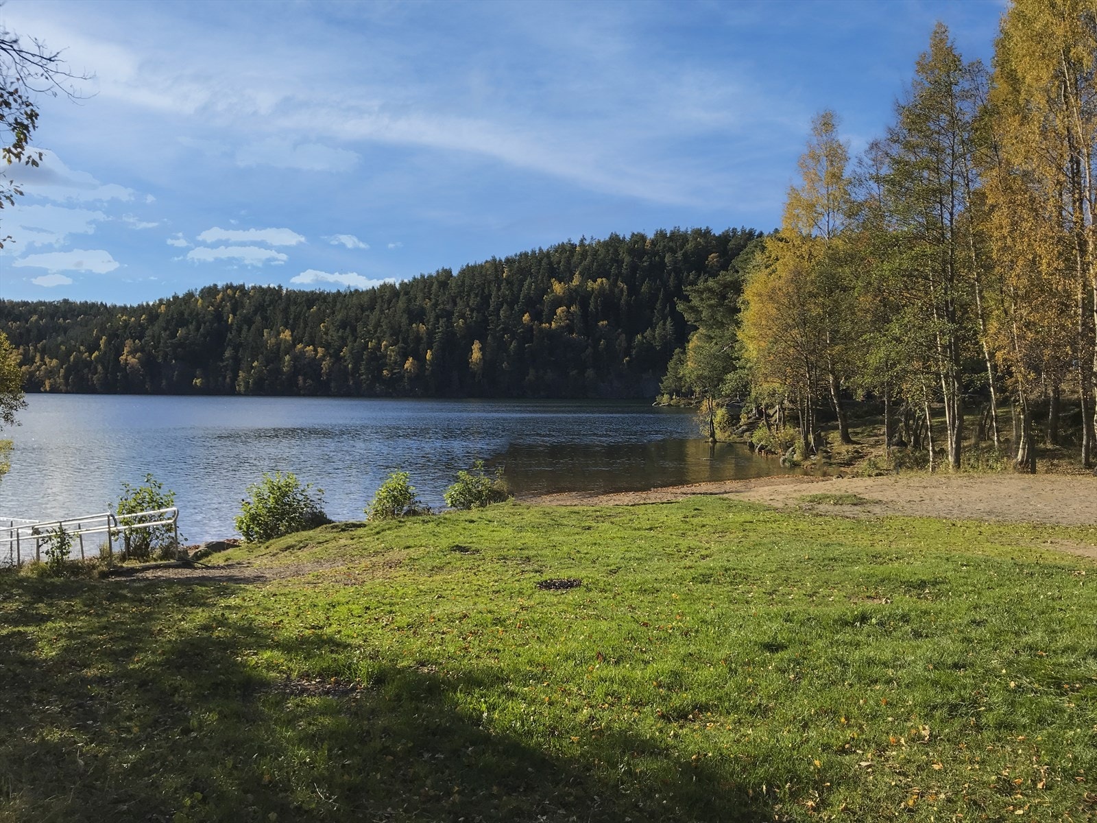 Boligen har nærhet til Lutvann, et av Oslos mest populære badevann. Her kan du nyte bading, soling og flotte naturopplevelser om sommeren, mens området vinterstid byr på fine tur- og skimuligheter i Østmarka. Galleribilde