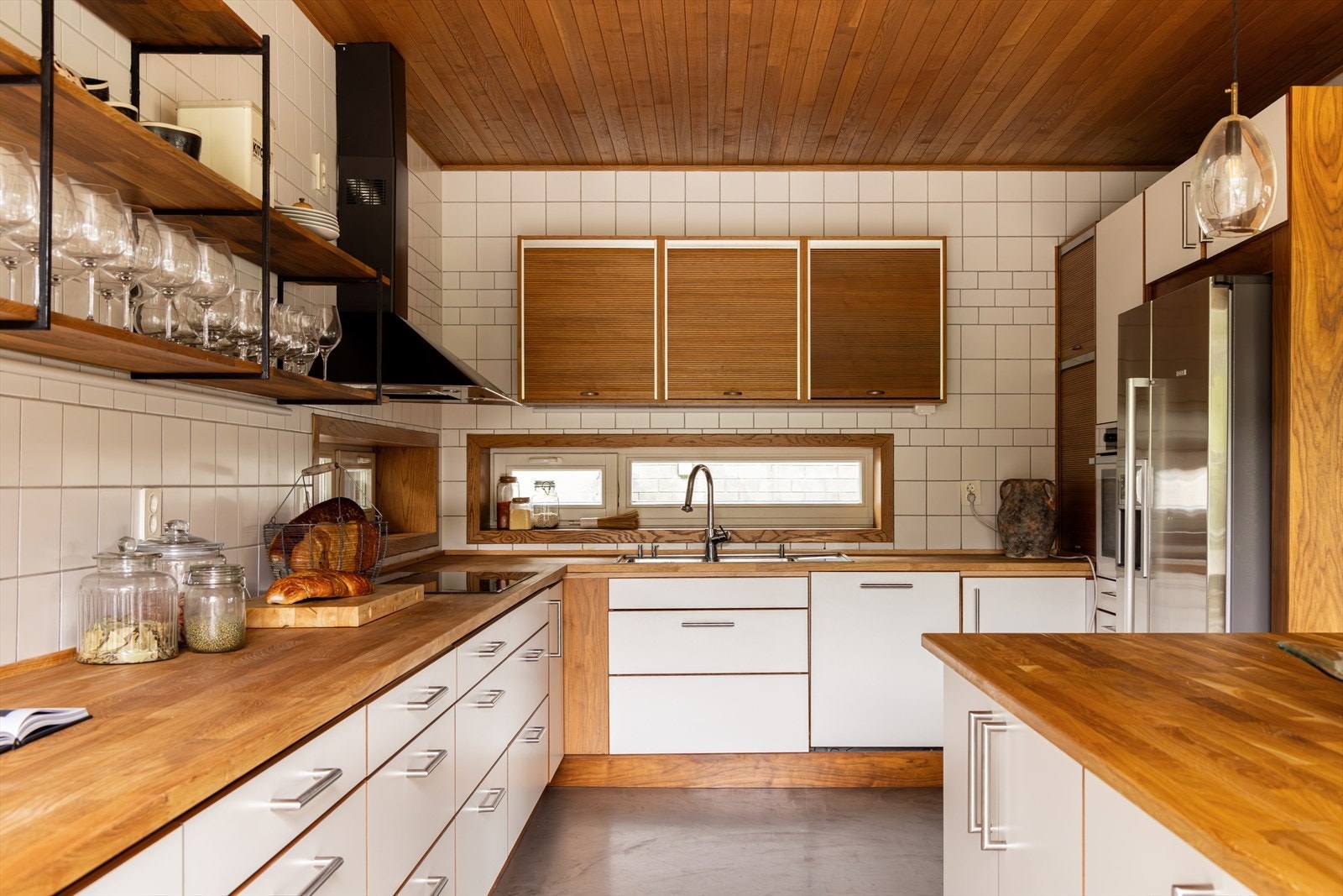 Følgende hvitevarer medfølger handelen: Integrert koketopp fra AEG, oppvaskmaskin fra Electrolux, ovn fra Miele samt ventilator. Kjøleskapet er defekt og vil bli fjernet før overtakelse. Galleribilde