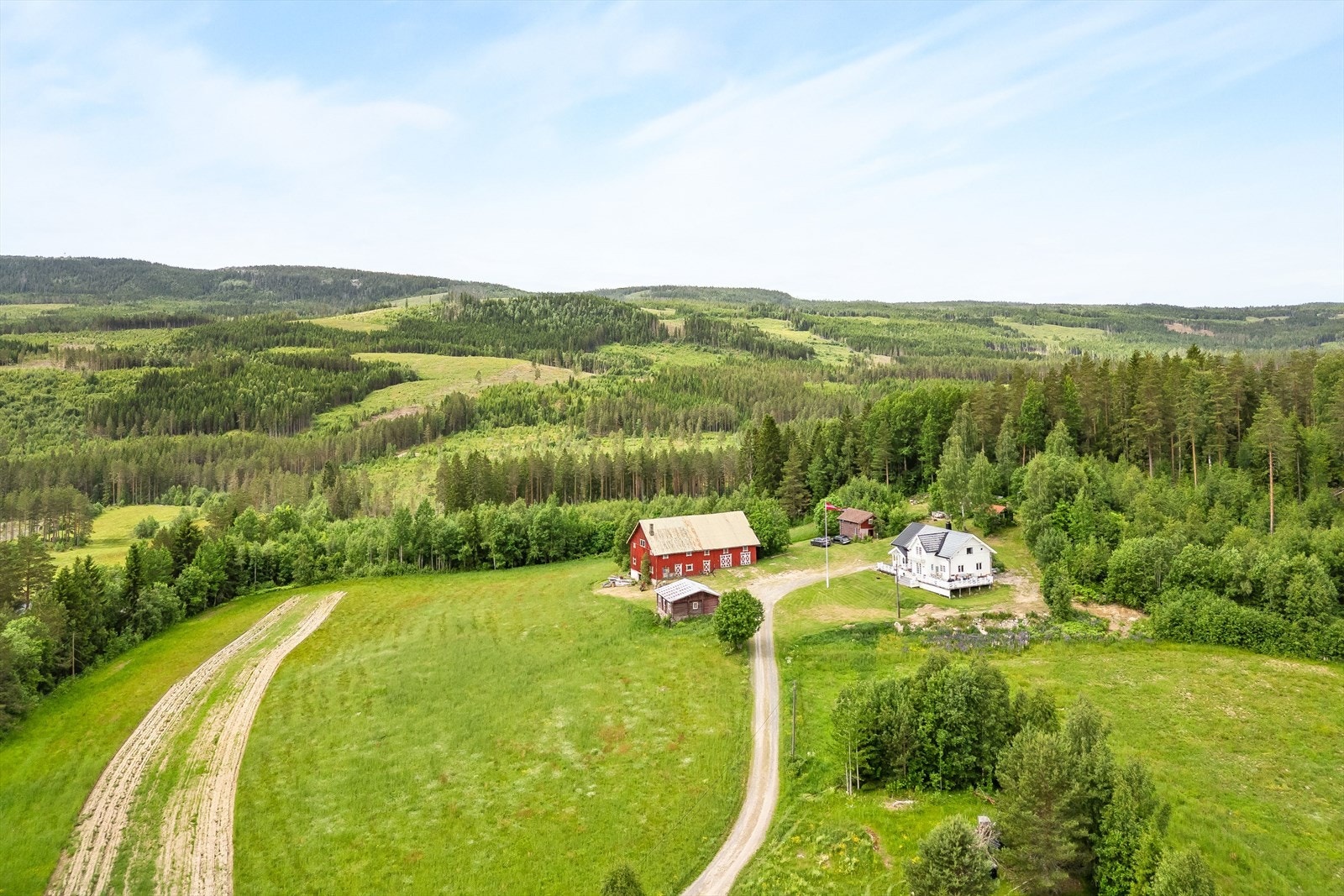 Tunet er bebygd med våningshus, driftsbygning, garasje/uthus, koje og stabbur. I tillegg har eiendommen seter med seterhus. Galleribilde