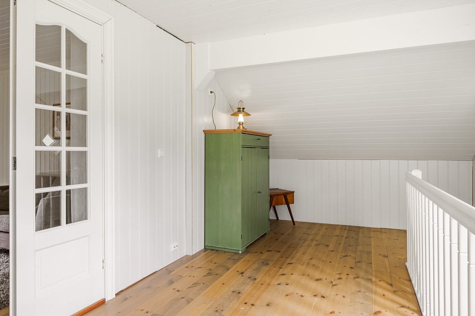 Gangen i 2. etasje har plass til oppbevaring, eller kanskje du trenger plass til hjemmekontoret? Galleribilde