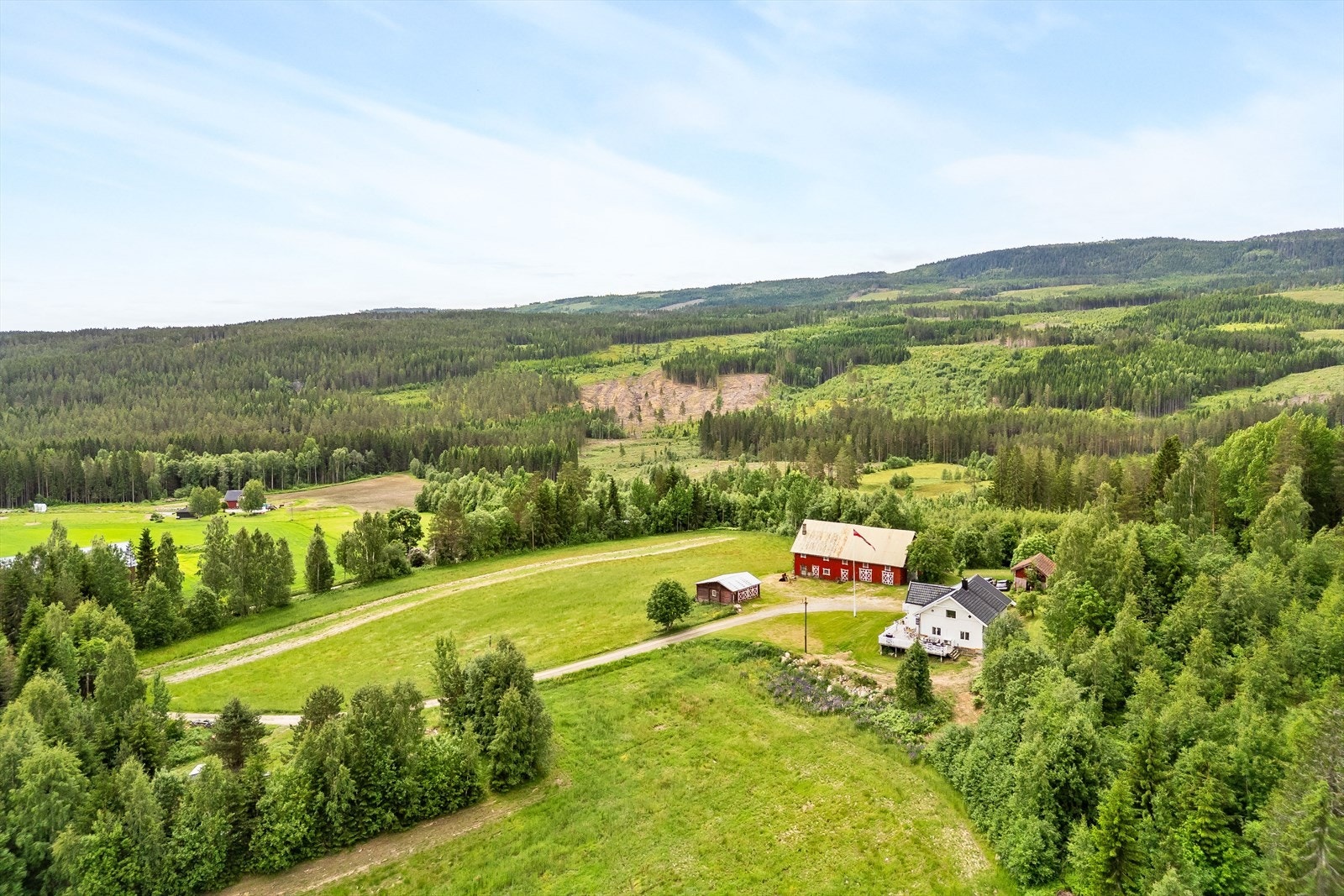 Til Våler som er kommunesentrum er det ca. 10 minutter i bil. Ellers en halvtimes tid til Elverum og 20 minutter til Flisa. Galleribilde