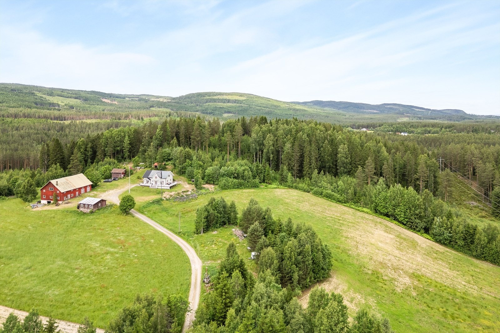 Tomta er på ca. 389 daa med ca. 39,8 daa fulldyrka jord, skog på ca. 338,8 daa, annet markslag på ca. 1,7 daa og bebygd tun på ca. 8,7 daa. Galleribilde