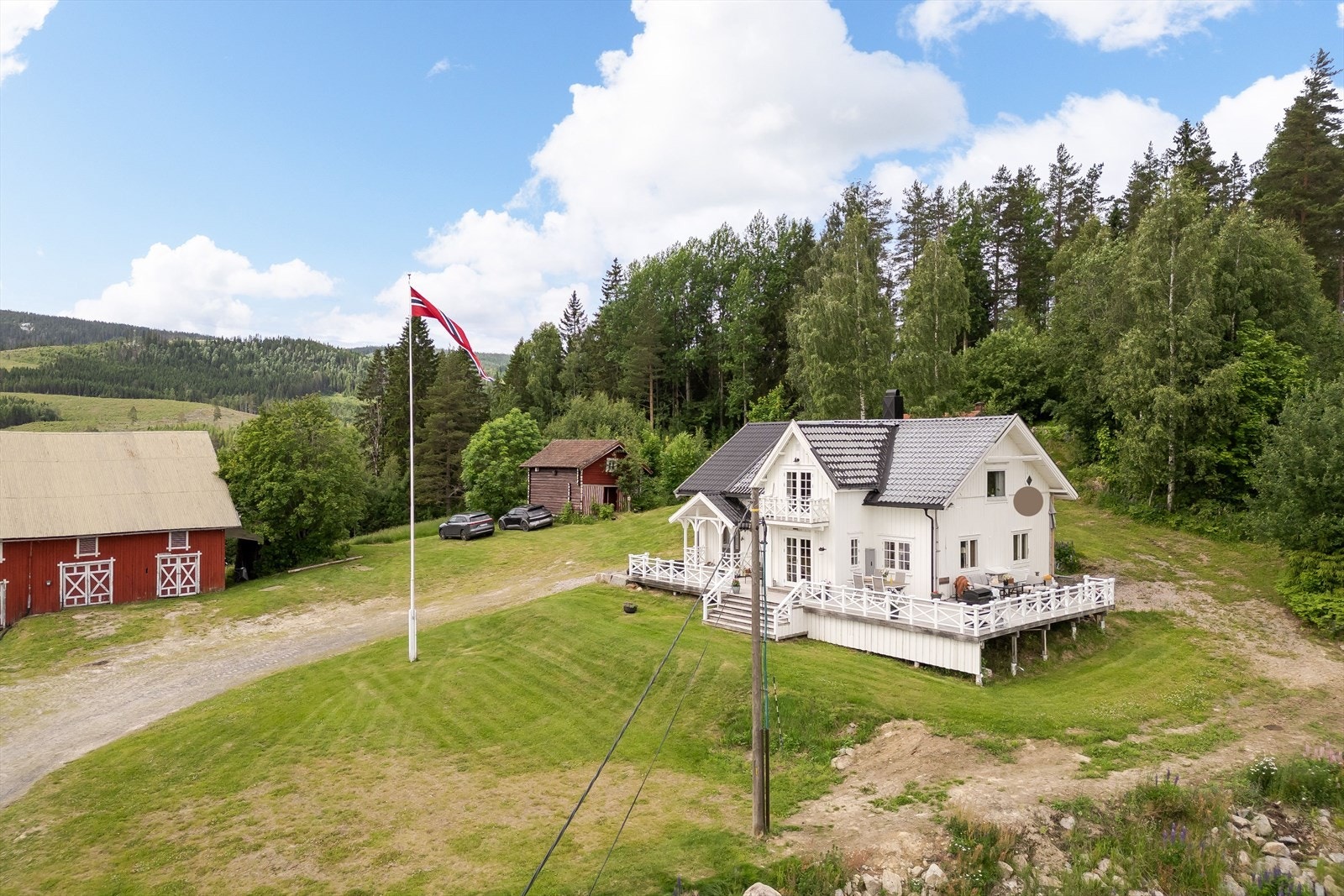 Her bor du skjermet og fint til for deg selv med god boltreplass for både landbruksdrift, lek og morro. Galleribilde