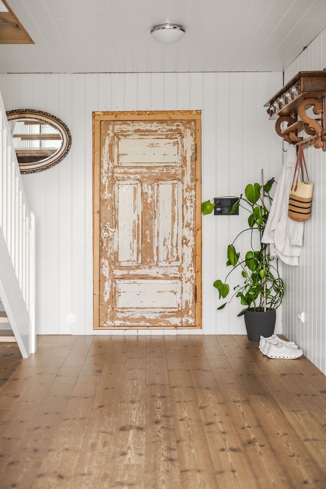 Du kommer inn til gang med god plass til både ytterklærne og skoene dine. Galleribilde