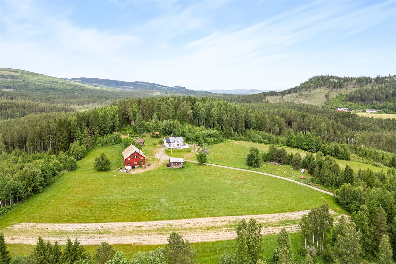 Eiendommen er omringet av jorder og skog med nærhet til flotte turområder året rundt. Galleribilde
