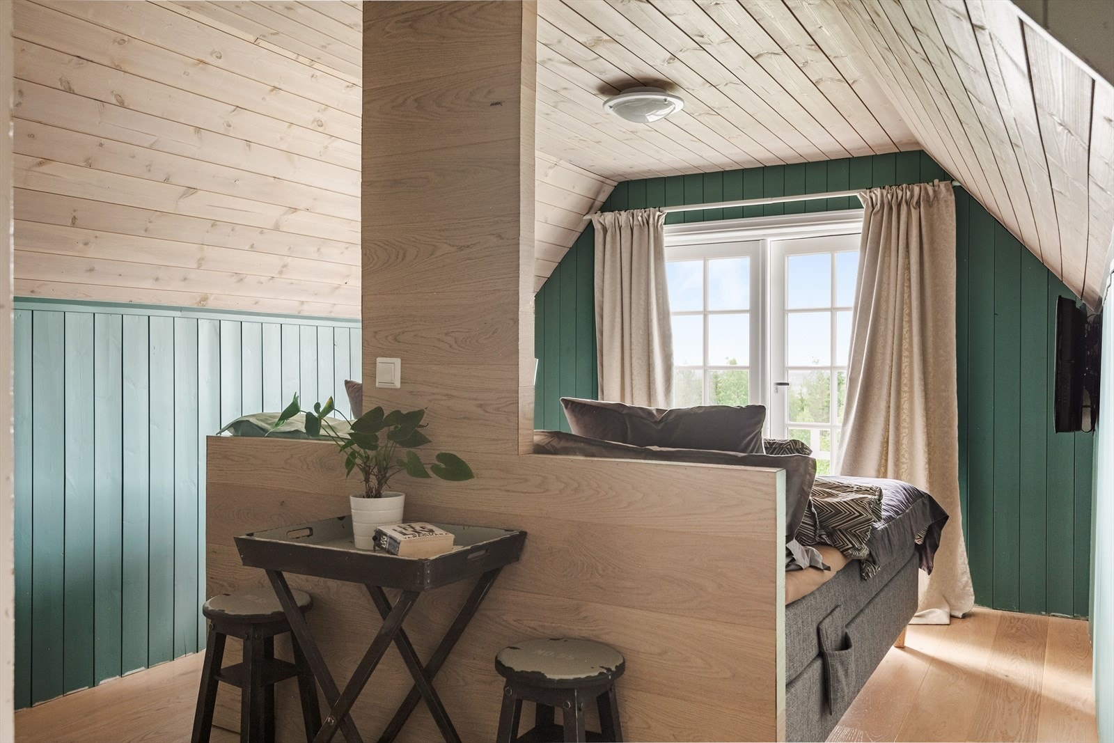 I 2. etasje er det to soverom, her har du hovedsoverommet som ligger vendt mot den flotte utsikten. Galleribilde