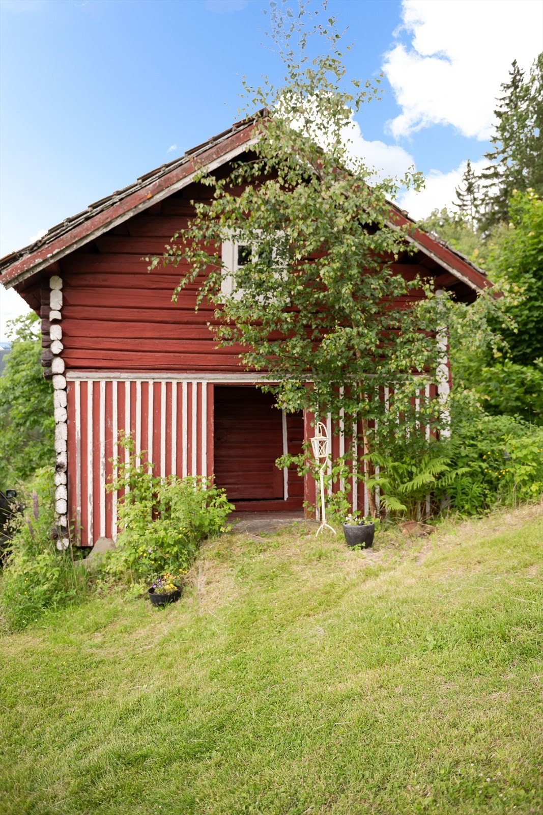 Stabbur bygd i 1921 med tømmervegger og saltak i trekonstruksjoner. Stabbursrom med tretrapp. Galleribilde