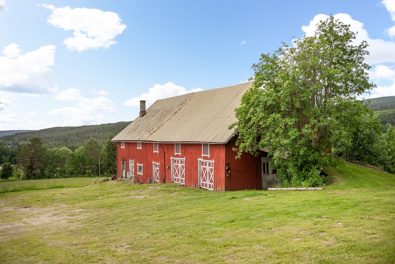 Driftsbygning med behov for vedlikehold og oppgradering, men med stort potensiale. Galleribilde