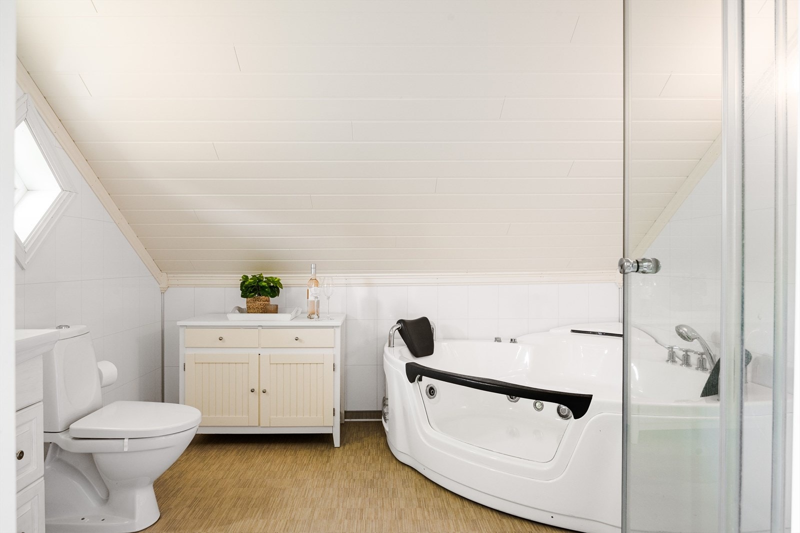 Det tredje badet ligger med adkomst fra gangen i 2. etasje og har badersomplater på veggene og belegg på gulvet med varmekabler. Galleribilde