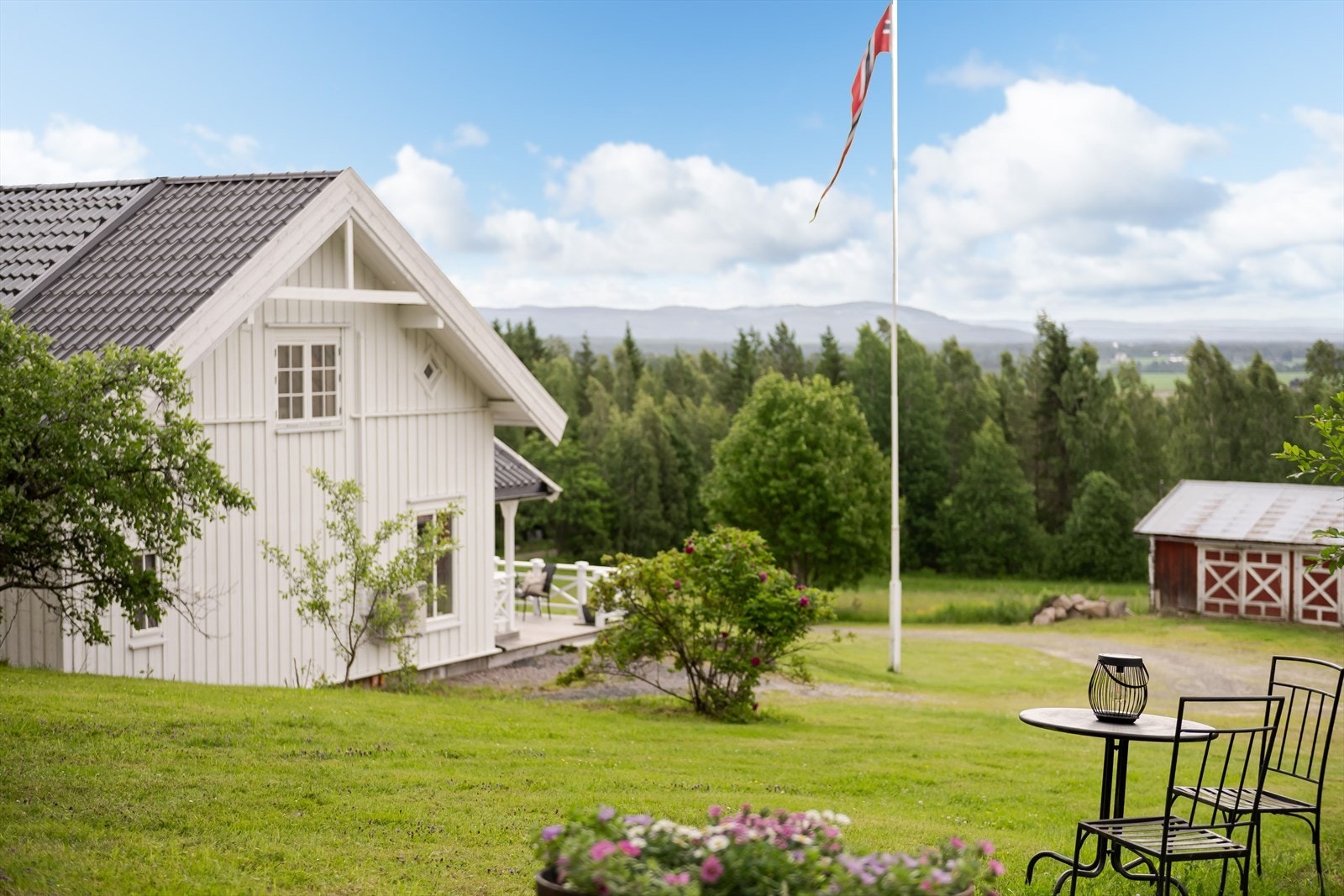 Velkommen til denne idylliske plassen i Risåsvegen 109 i Våler! Foto: Husfoto v/ Bernat Tubau. Galleribilde