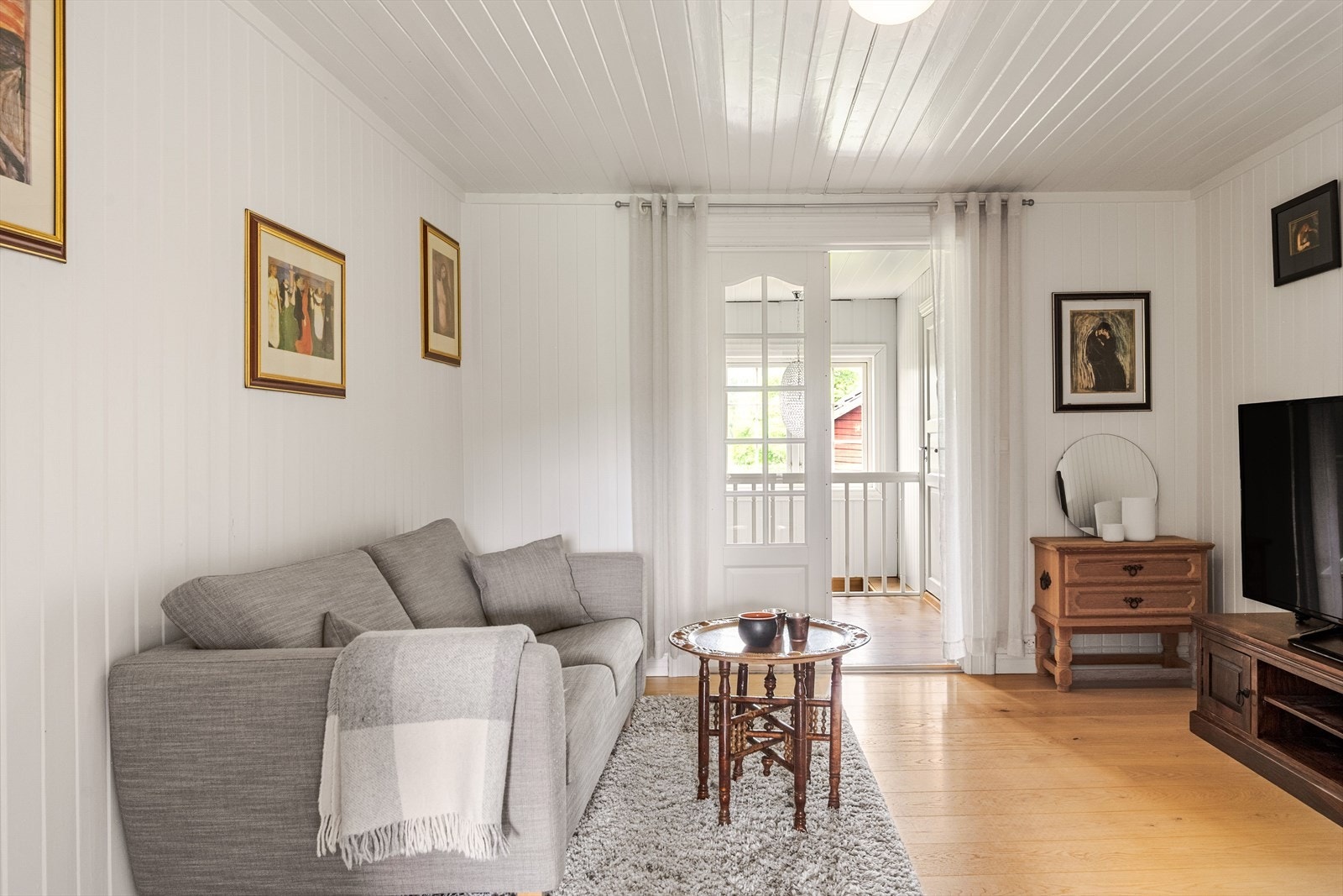 Stue i 2. etasje med lyse overflater og plass til sofa og TV-møblement. Galleribilde