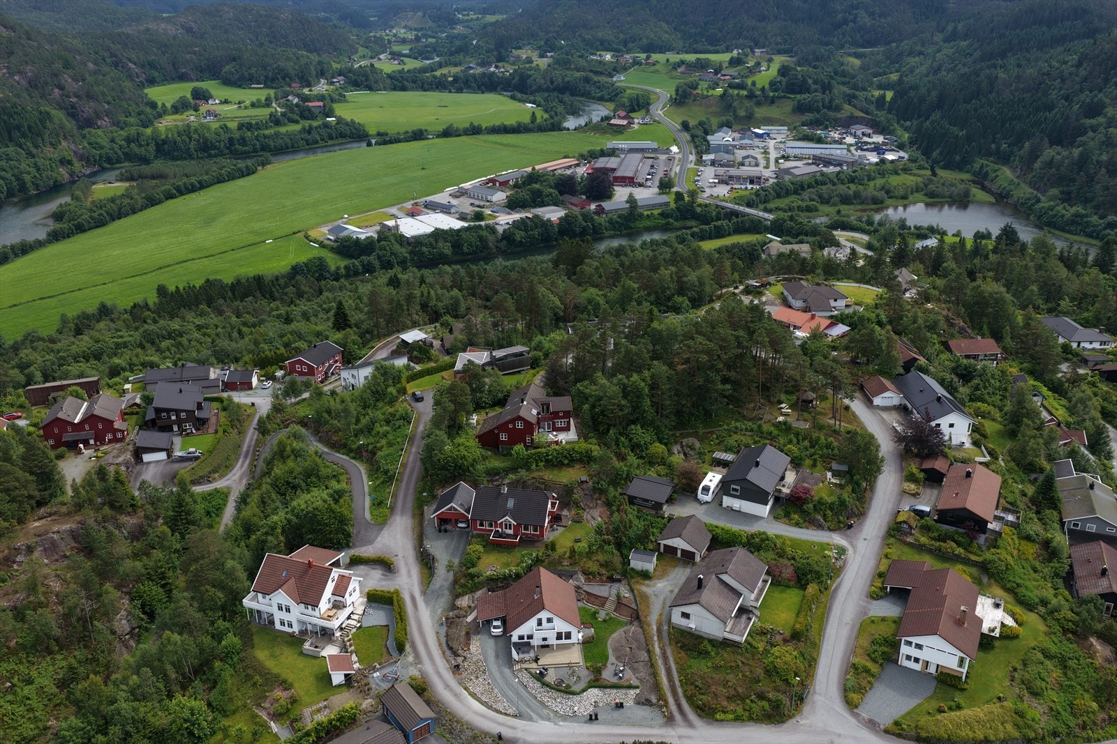 Området er barnevennlig med kort vei til skole, barnehage og idrettsanlegg. Galleribilde