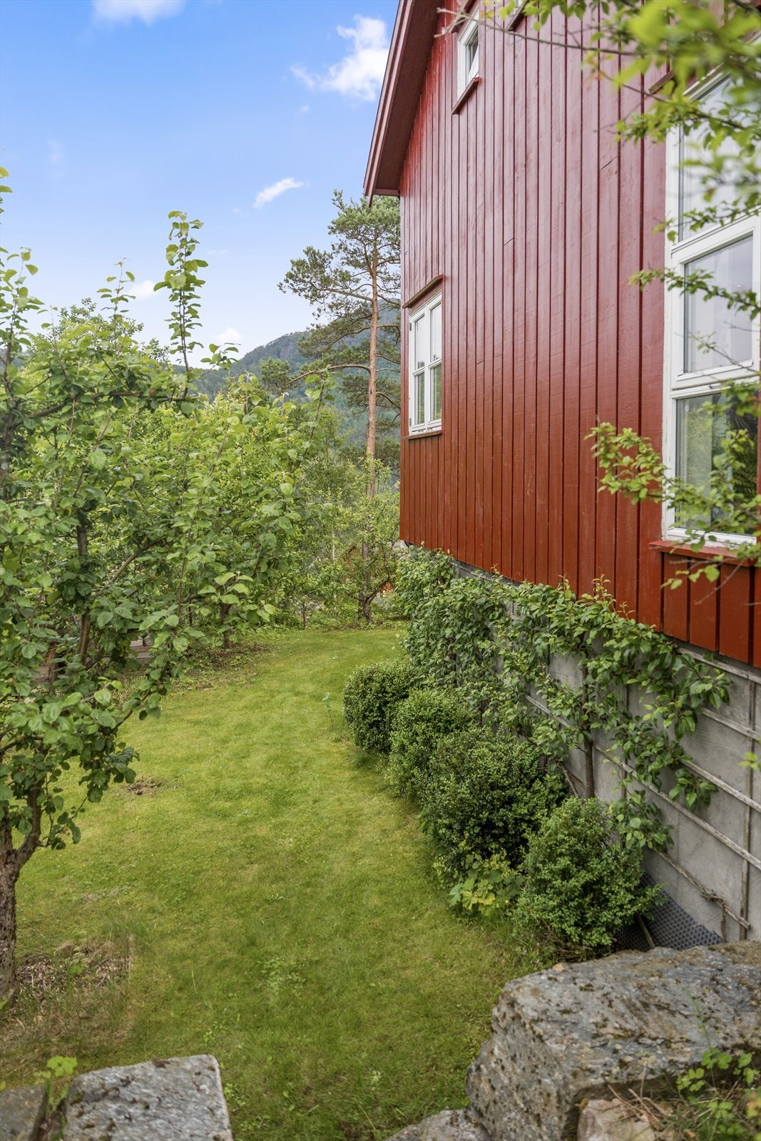 Fasaden har stående bordkledning. Galleribilde