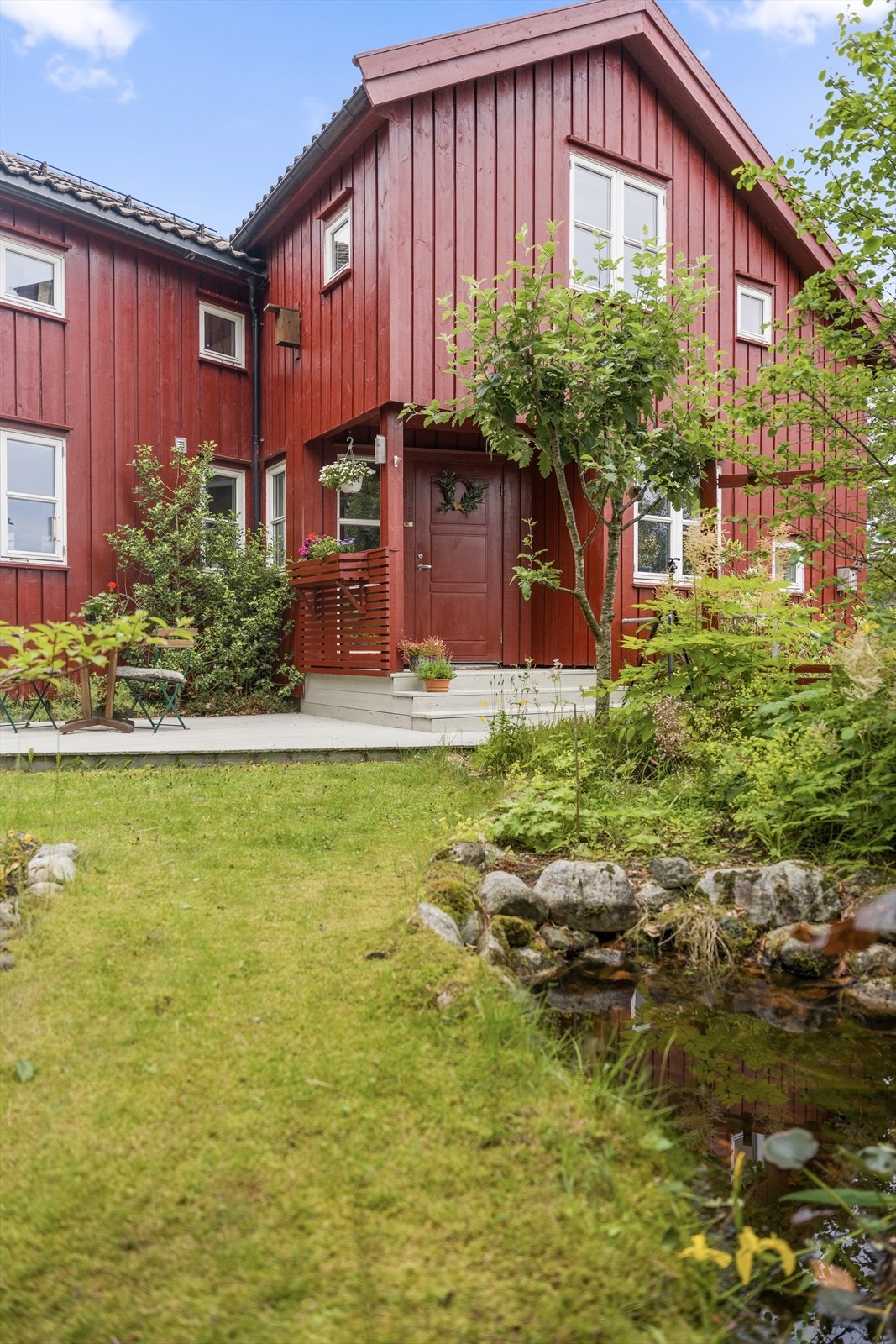 Eiendommen ligger i skrånende terreng med en frodig og veletablert hage. Galleribilde