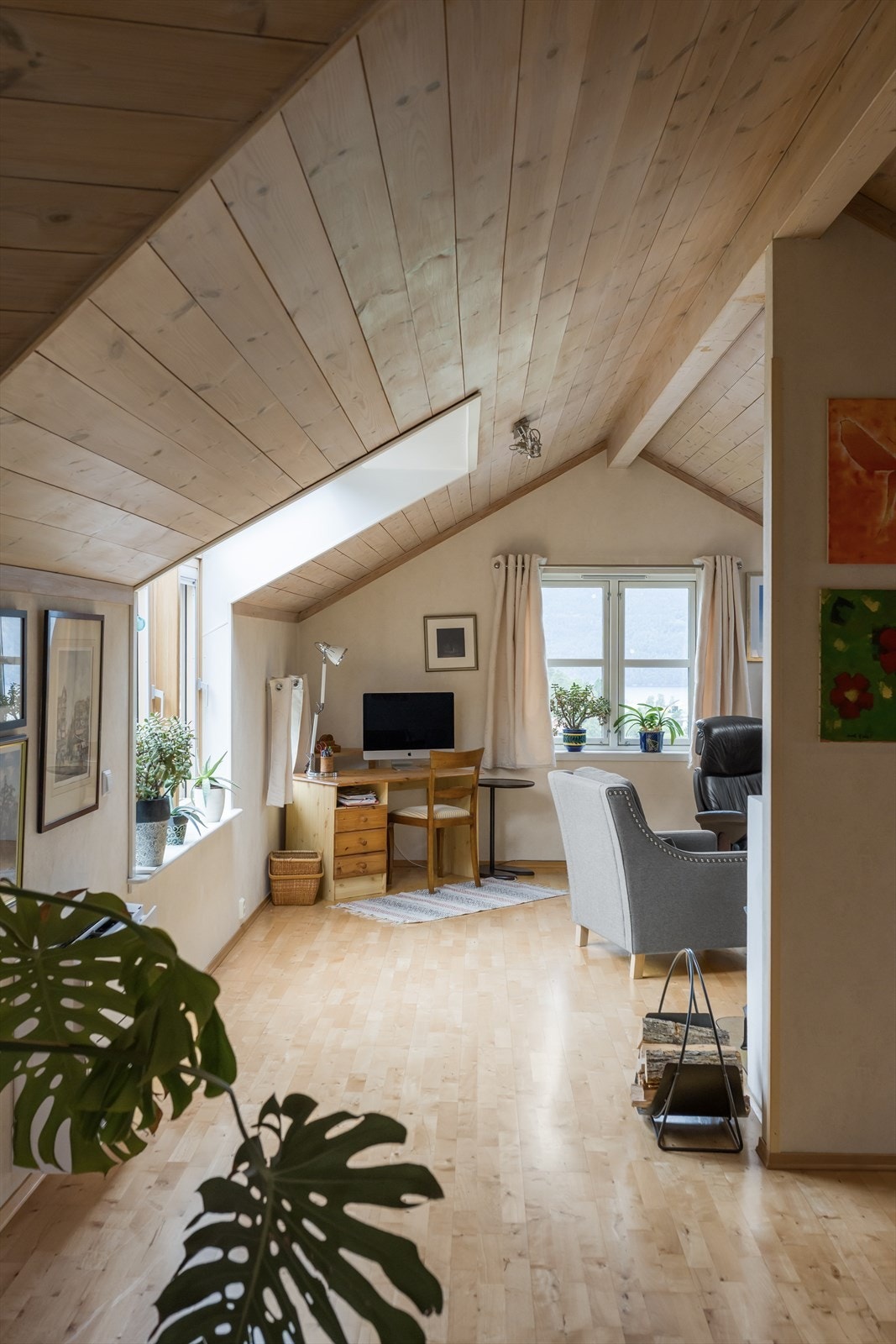 Loftstuen har en åpen og luftig følelse med skråtak. Galleribilde