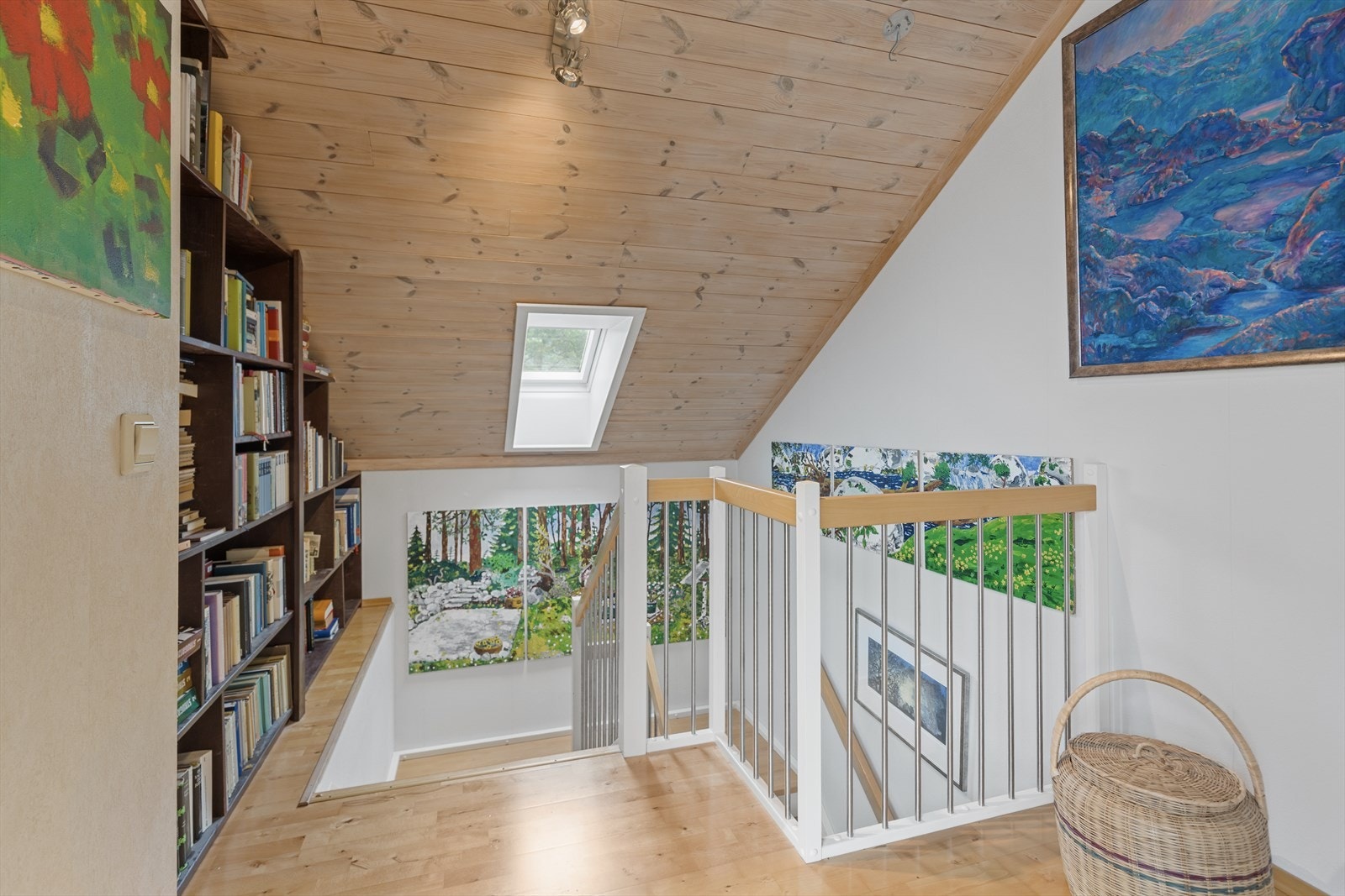 Trapperommet på loftet har plassbygde bokhyller. Galleribilde