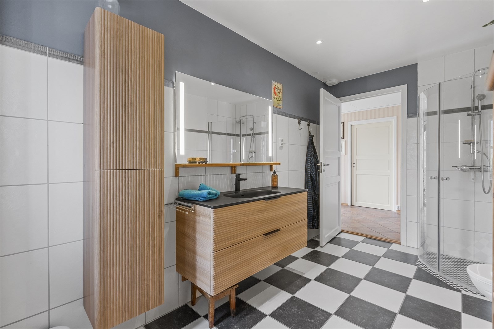 Badet har flislagt gulv og tapet med flis i våtsoner. Galleribilde