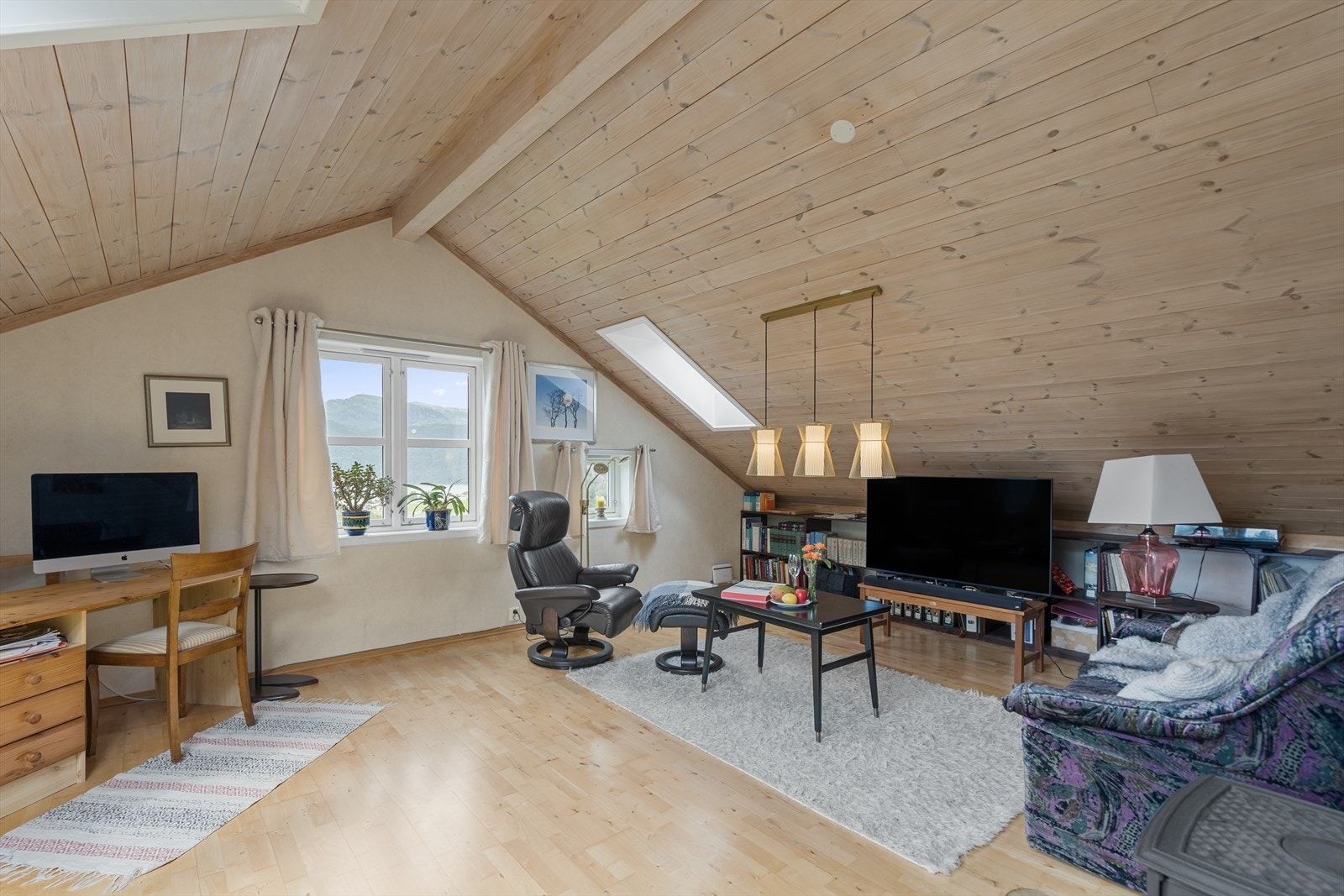 Lys og romslig loftstue Galleribilde