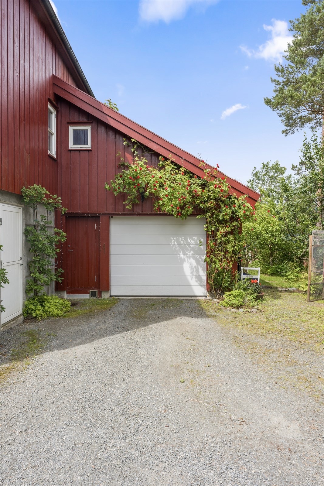 Integrert garasje i kjelleretasjen, i tillegg til parkering på tomten. Galleribilde