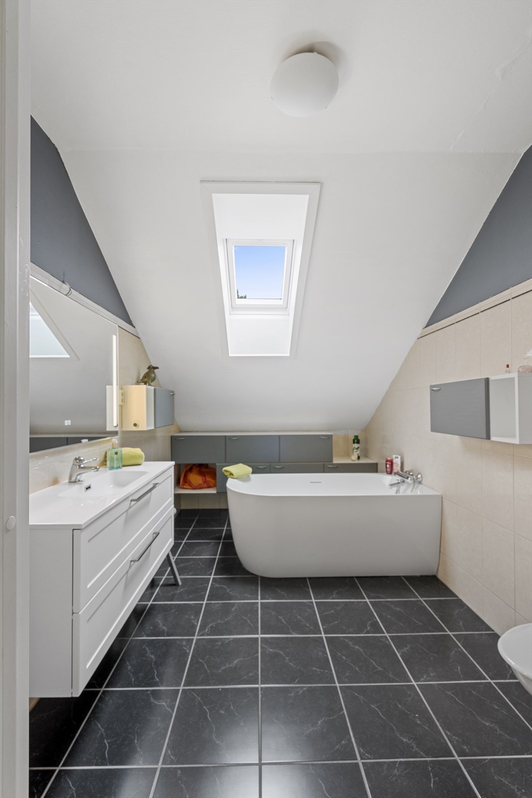 Badet på loftet har takvindu som gir godt med dagslys. Galleribilde