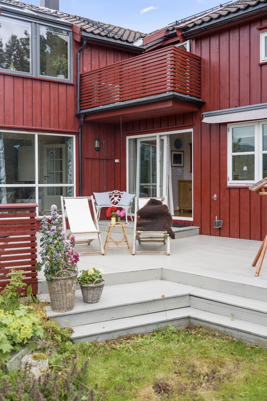 Uteplassen er skjermet og har god plass til sittegrupper. Galleribilde
