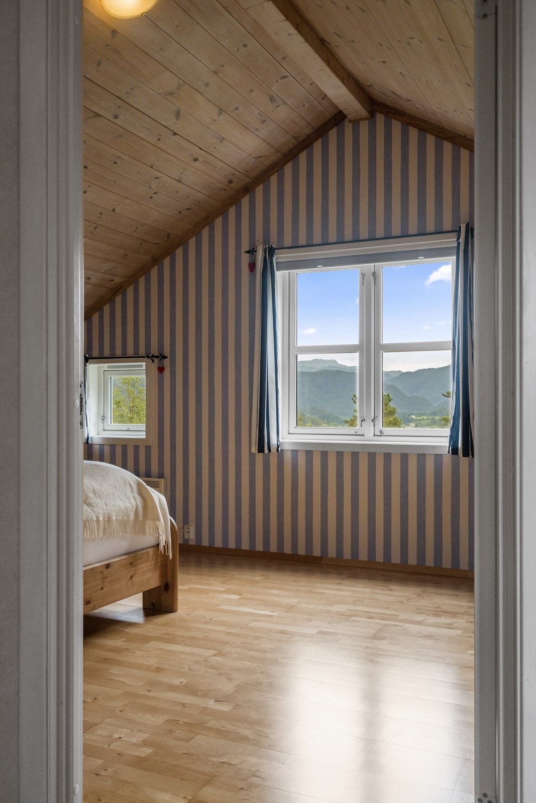 Innsyn til et av soverommene på loftet. Galleribilde