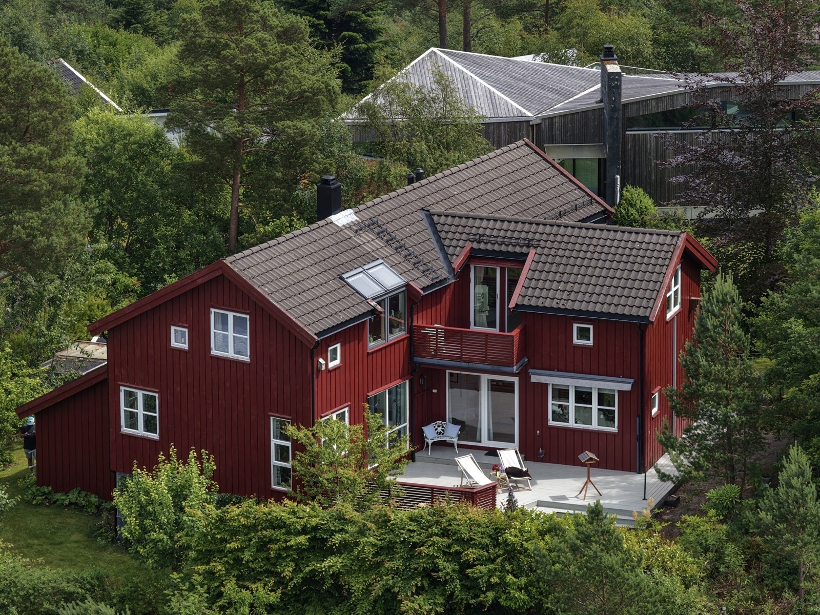 På "toppen" av Sand, med avskjermet, nydelig beliggenhet og flott utsikt. Enebolig med stor, opparbeidet tomt i et barnevennlig og etablert boligområde. Galleribilde