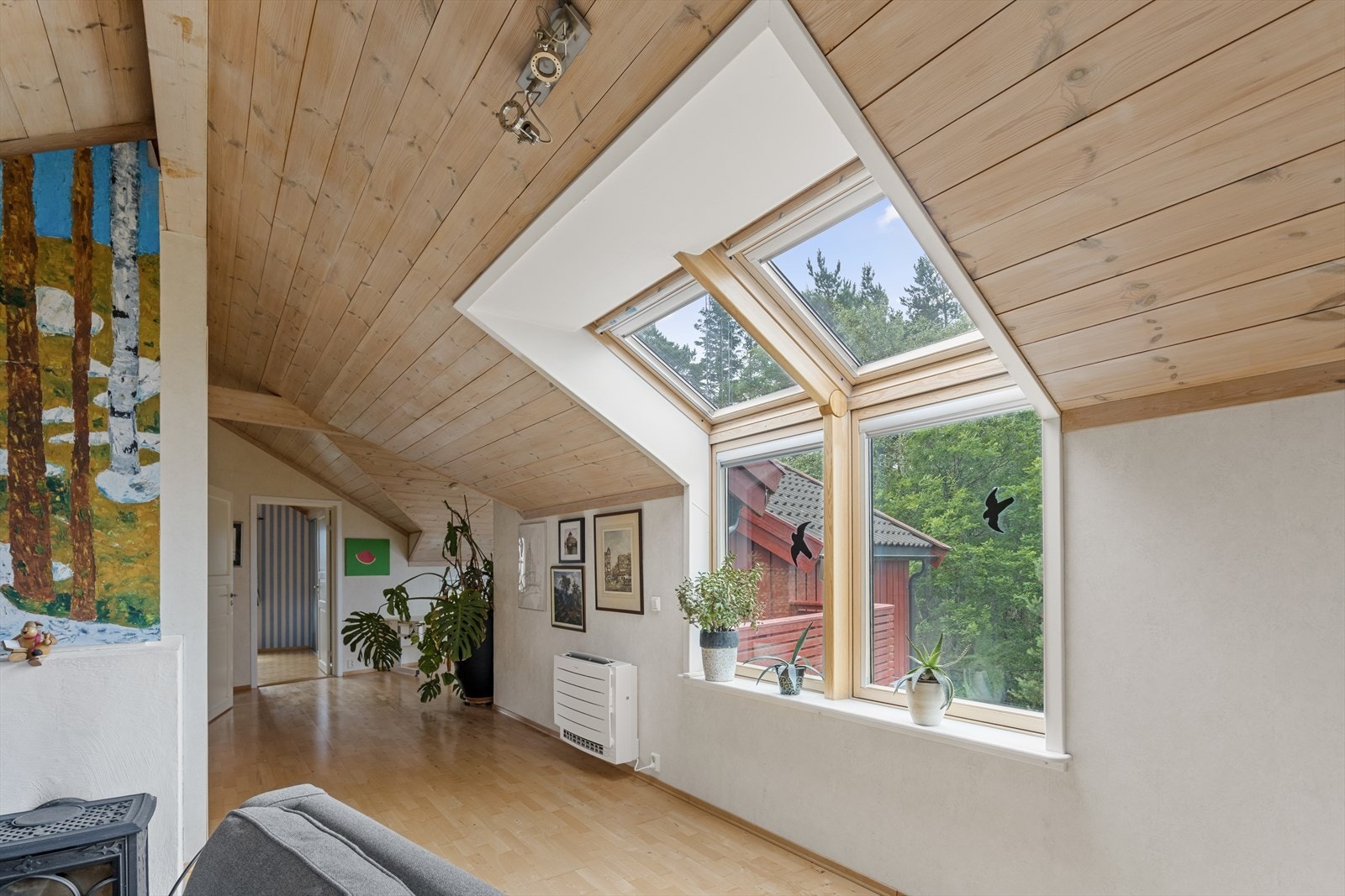 Store takvinduer gir rikelig med naturlig lys til loftstuen. Galleribilde