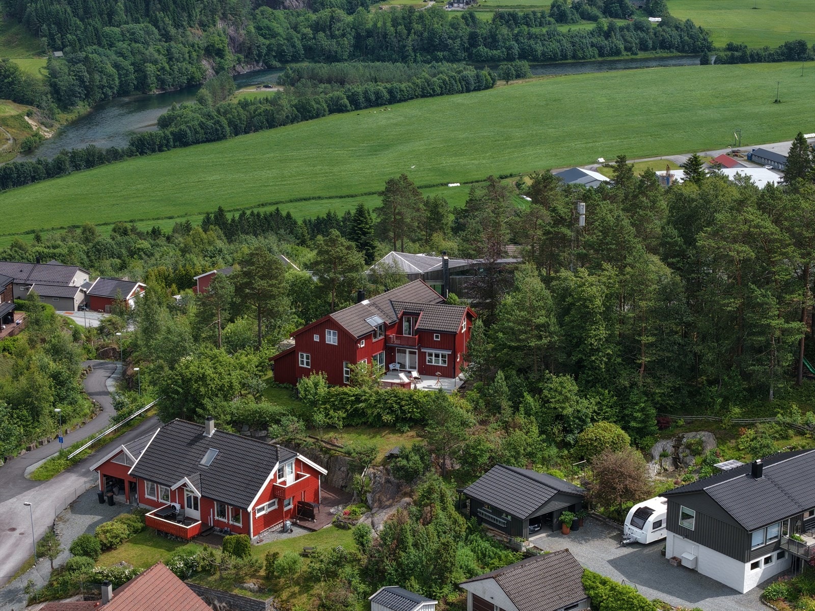 Eiendommen ligger høyt og fritt med gode utsiktsforhold. Galleribilde