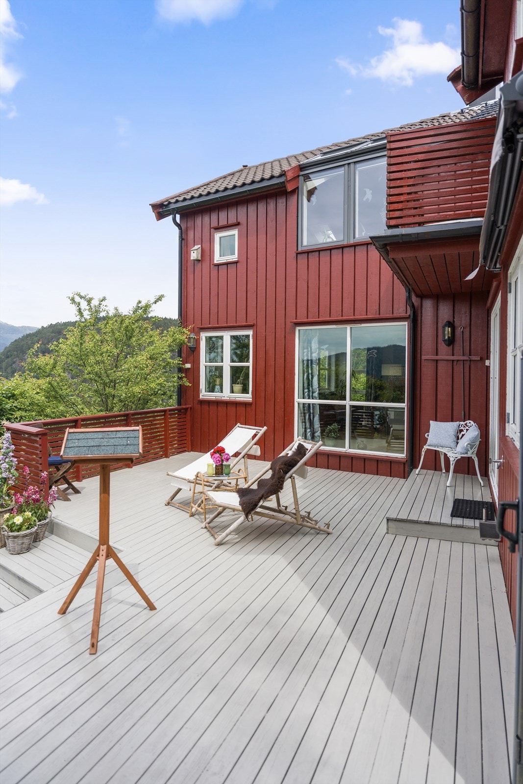 En romslig uteplass som er en naturlig forlengelse av stuen. Galleribilde