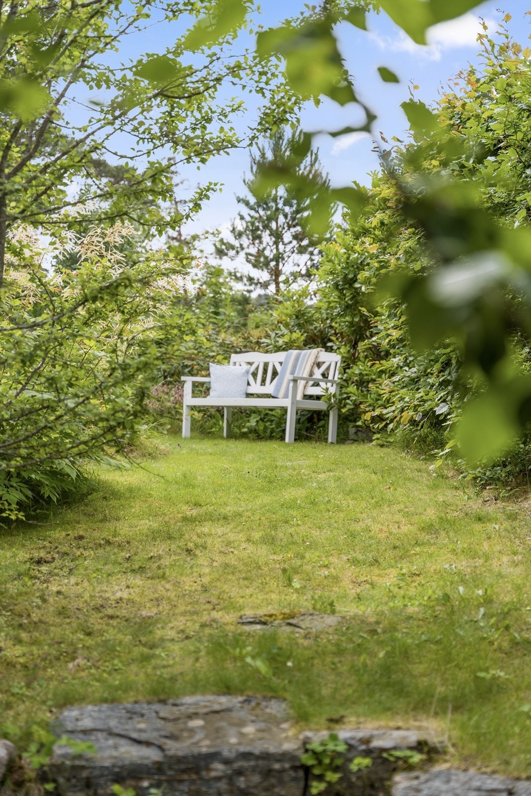 En fredelig krok i den frodige hagen. Galleribilde