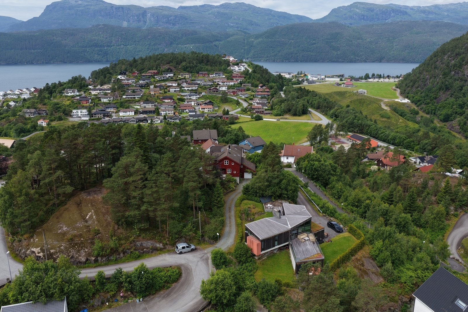 Kort vei til Sand sentrum med et godt tilbud av butikker og tjenester. Galleribilde