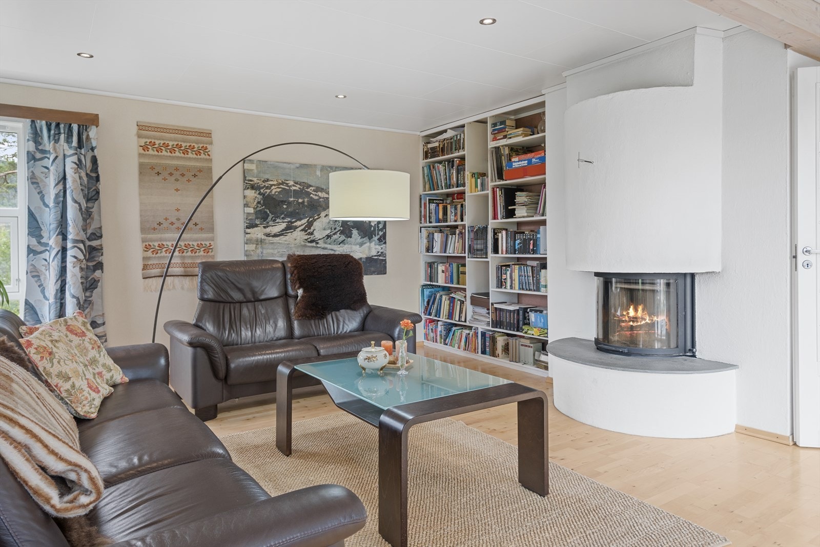 Stuen har en stemningsfull peis med innsats og god plass til sofagruppe. Galleribilde