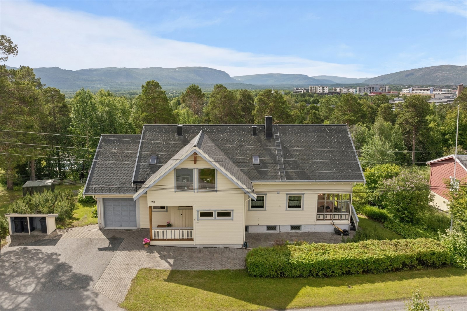 Eiendommen har en stor hage, flere uteplasser og en integrert garasje. Galleribilde