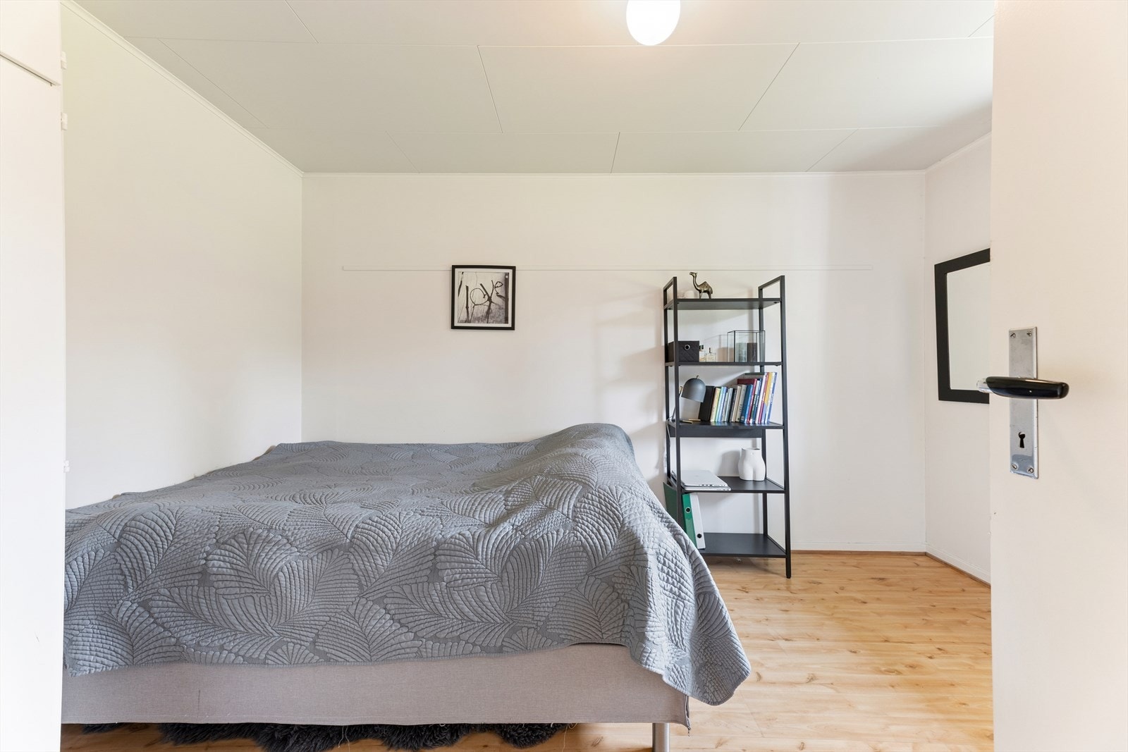 Soverommet i leiligheten har plass til dobbeltseng og oppbevaring. Galleribilde