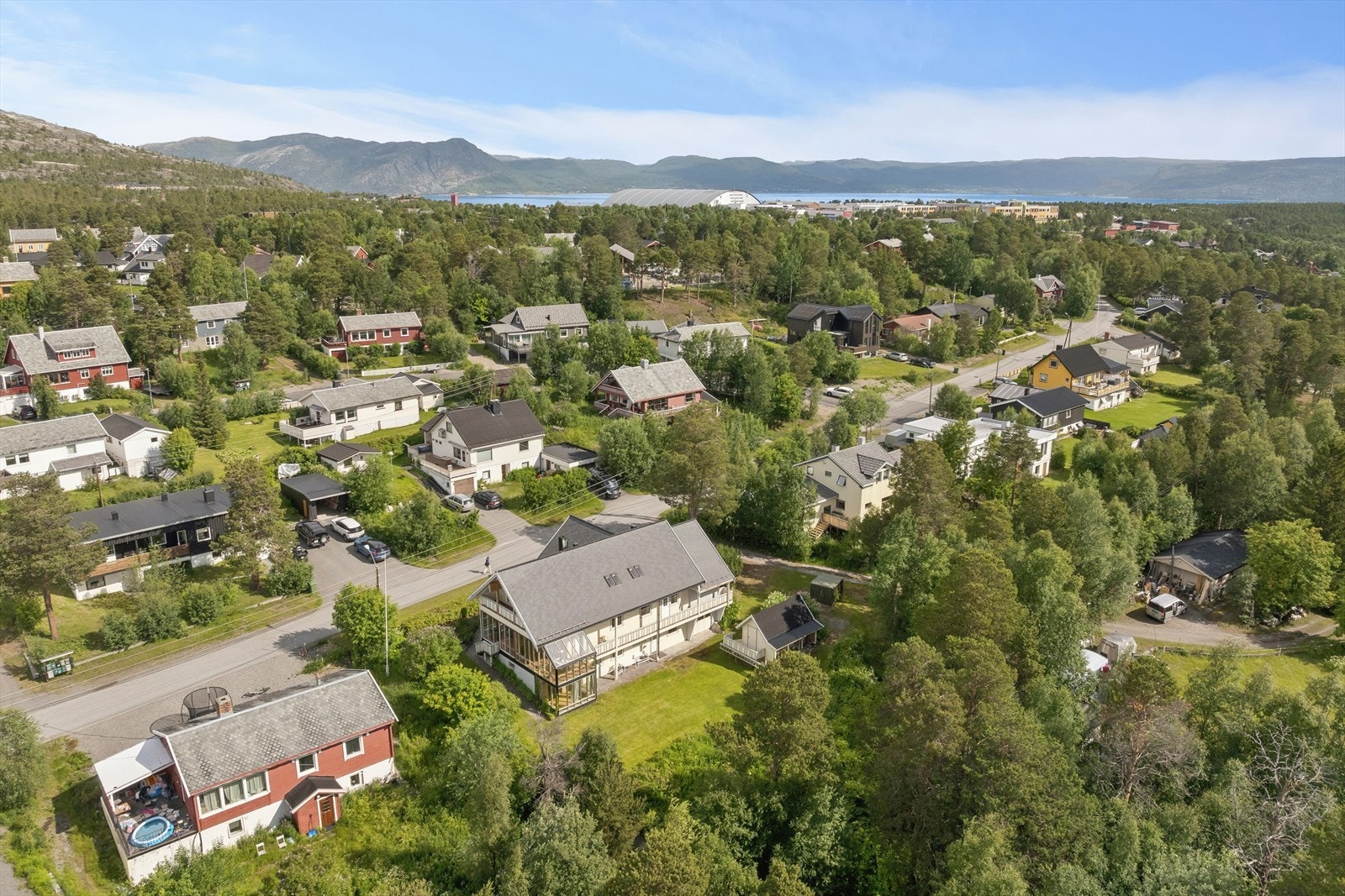 Nærhet til flere skoler og barnehager, som Bossekop skole og Alta ungdomsskole. Galleribilde