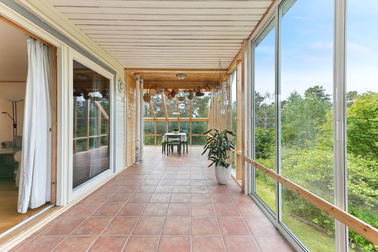 Den innglassede balkongen på 27 m² fungerer som en forlengelse av stuen. Galleribilde