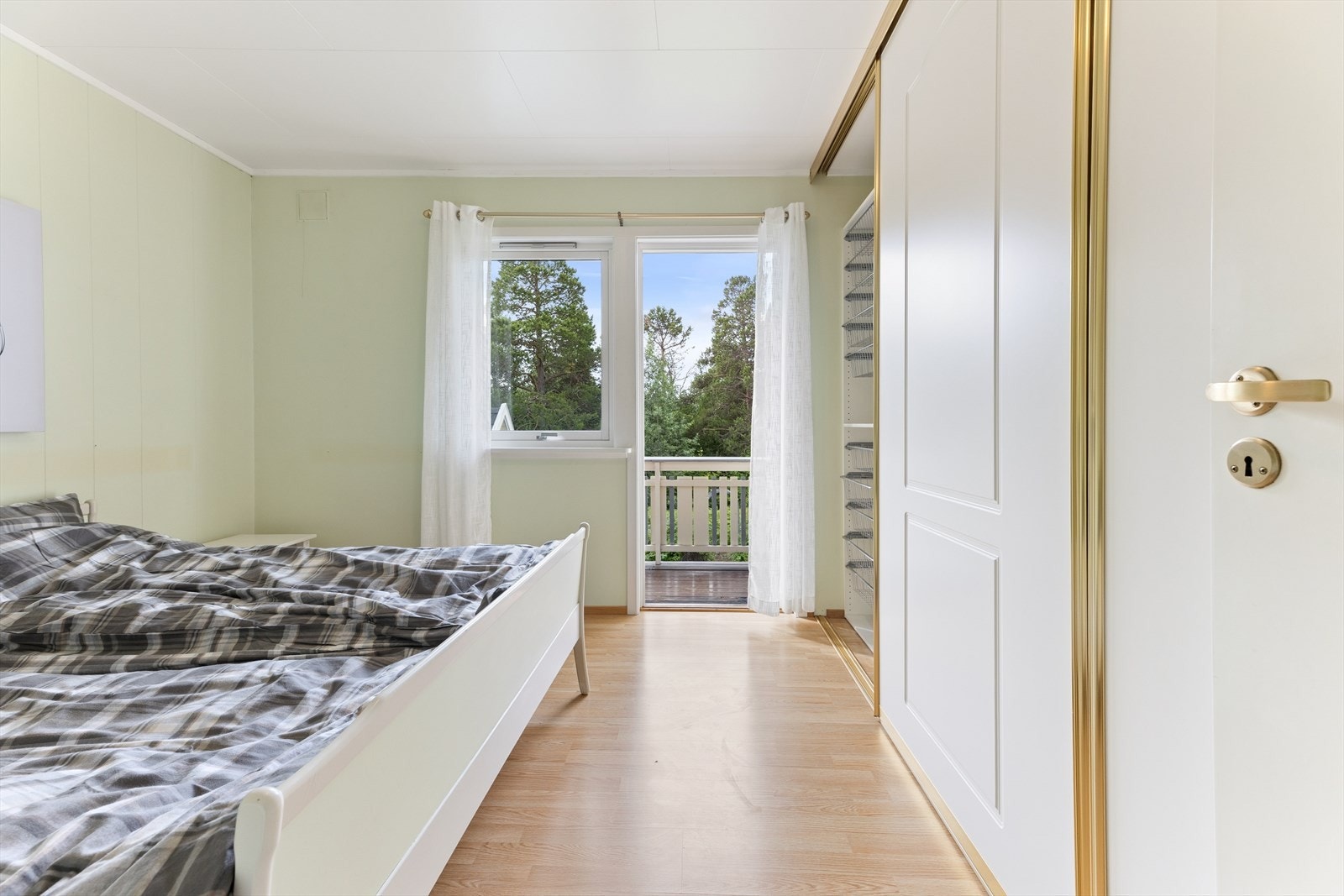 Romslig skyvedørsgarderobe Galleribilde