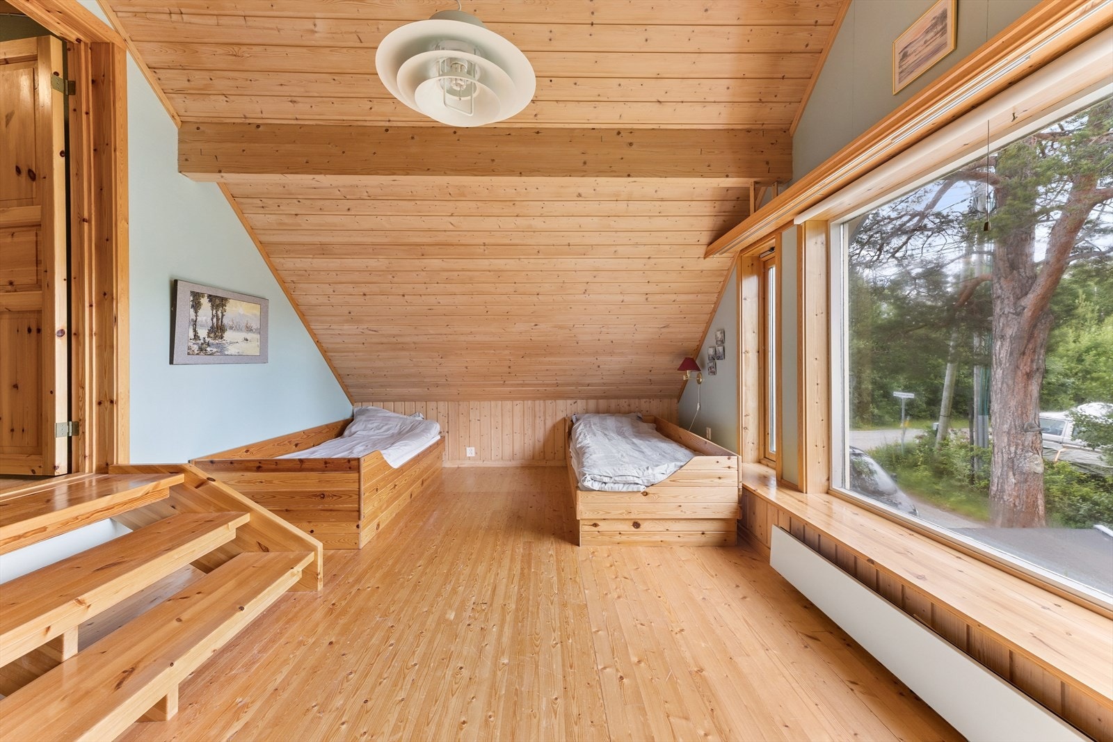 Plassbygde senger utnytter plassen under skråtaket effektivt. Galleribilde
