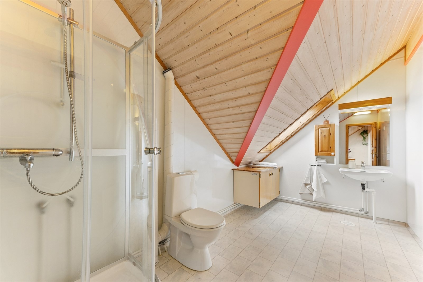 Badet på loftet er utstyrt med dusj, toalett og servant. Galleribilde