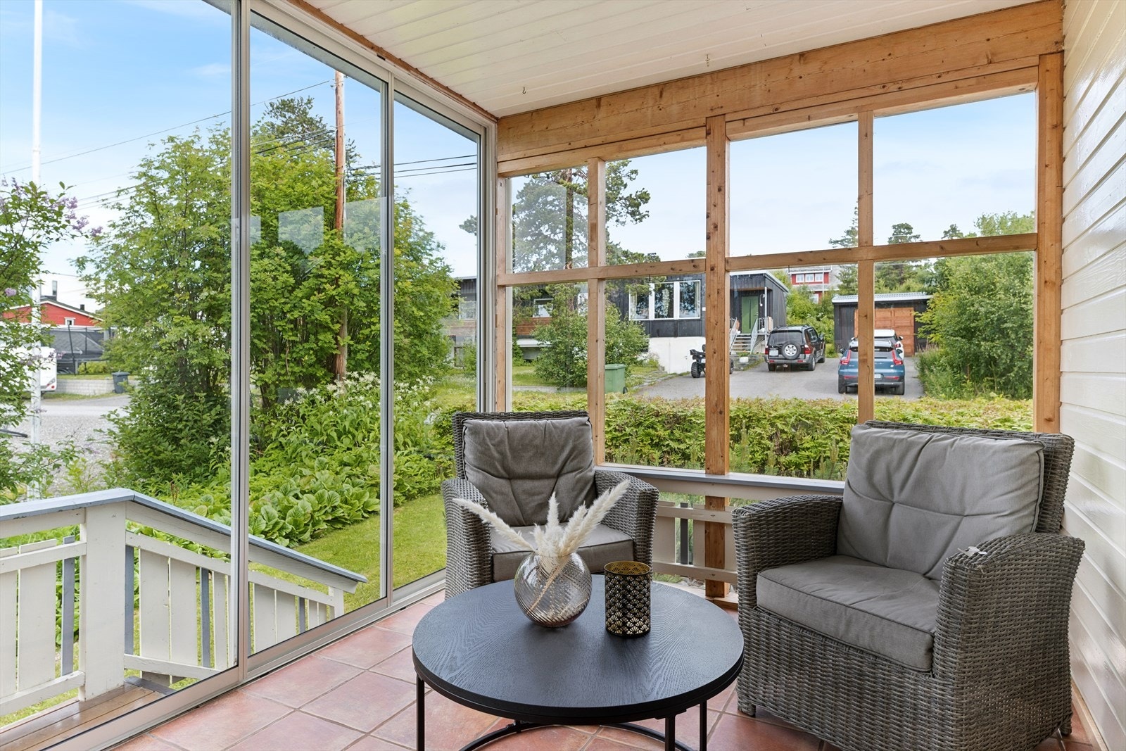 Store glassflater gir et lyst og lunt uterom med plass til sittegruppe. Galleribilde