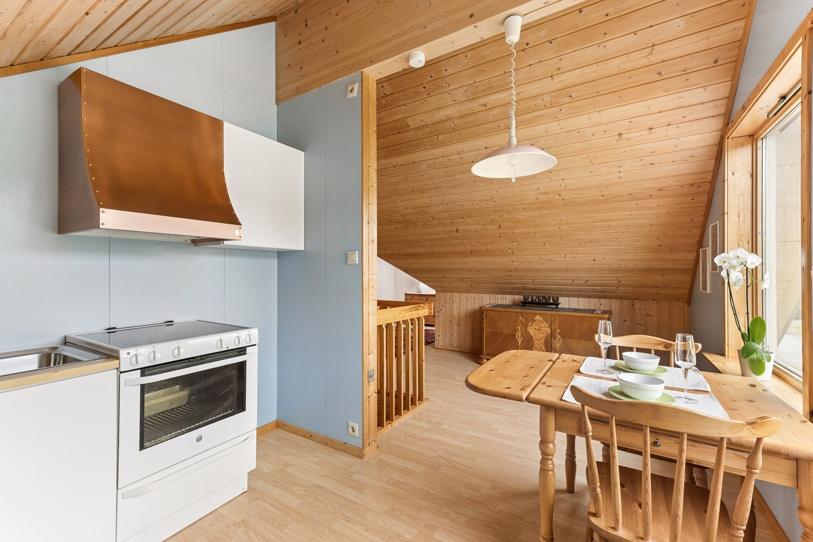 Praktisk kjøkkenkrok på loftet med komfyr og kjøkkenventilator. Galleribilde
