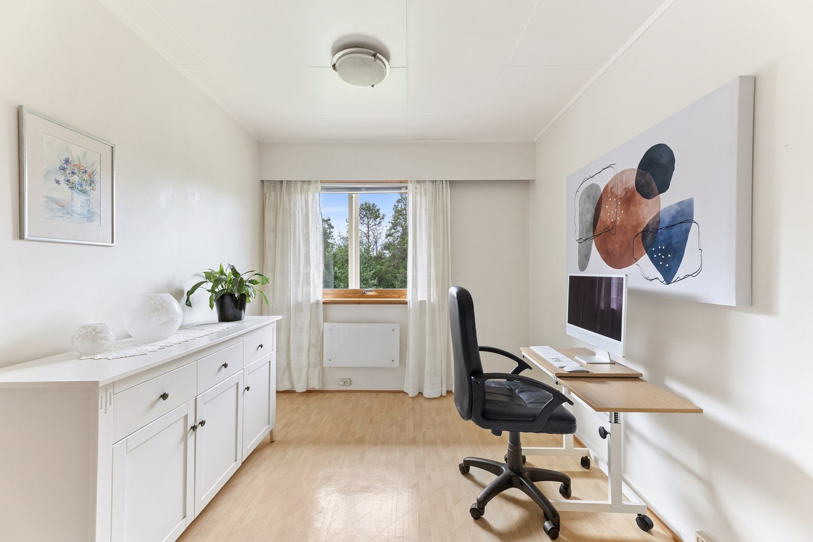 Praktisk arbeidsrom som også kan benyttes som gjesterom eller lekerom. Galleribilde