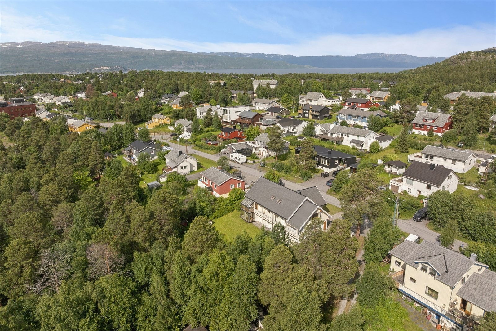 Eiendommen ligger i et etablert og familievennlig boligområde i Alta. Galleribilde