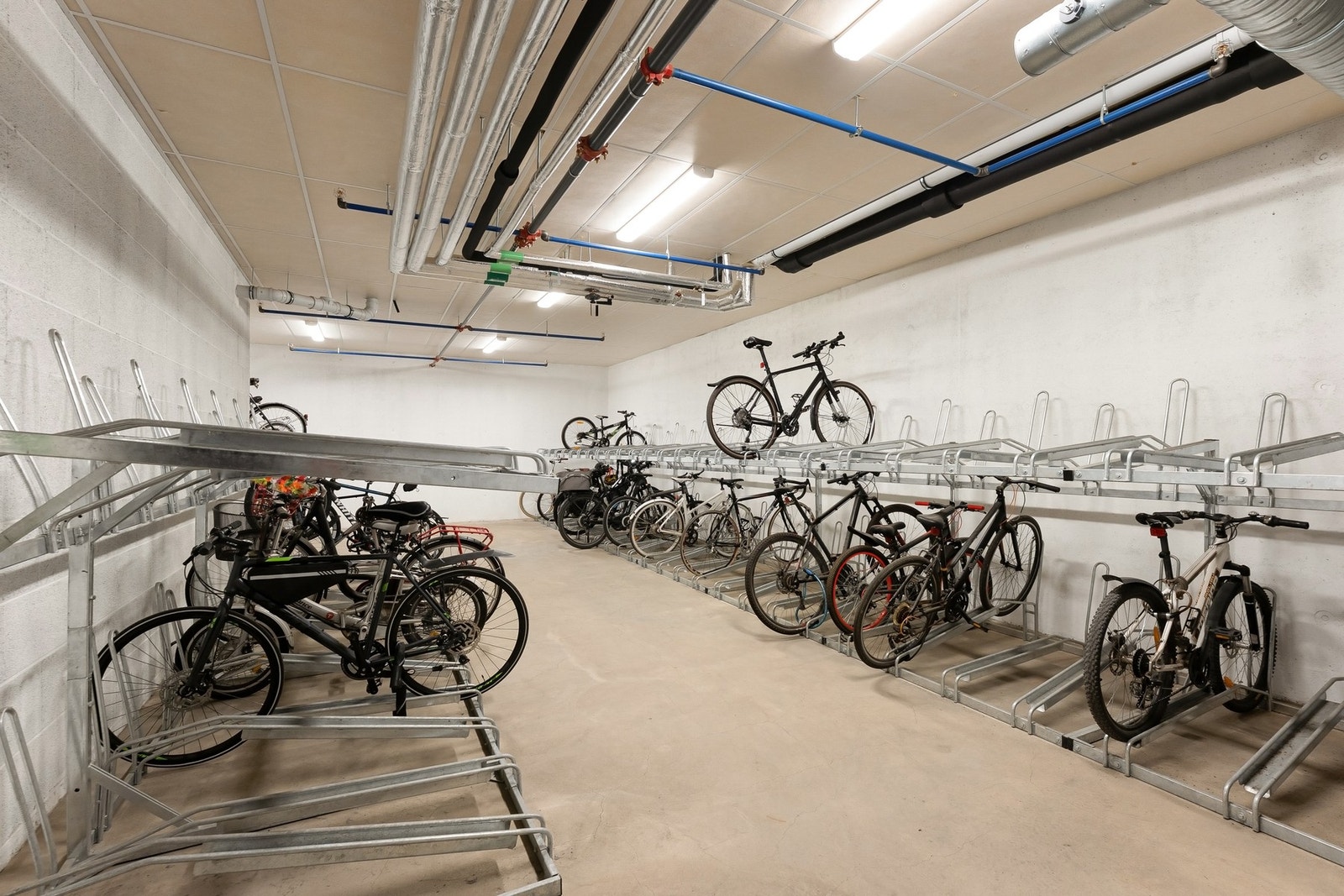 Borettslaget kan tilby flere fasiliteter. Innendørs sykkelparkering med flere ladeskap for elsykkel batterier. Galleribilde
