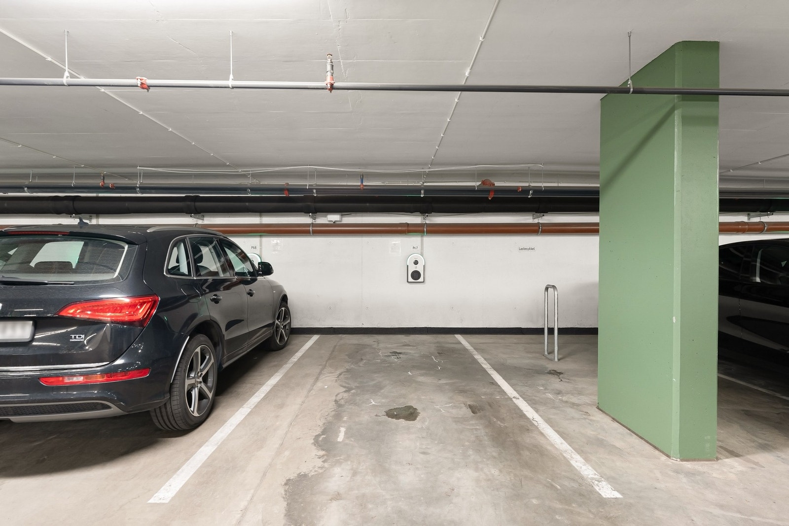 Det er mulig å kjøpe eller leie parkeringsplasser. Kortidsleie 8kr timen via app. Kjøp ligger på ca. 650.000,-, langtidsleie ligger på ca. 2-2.400 i måneden ref. styret. Galleribilde