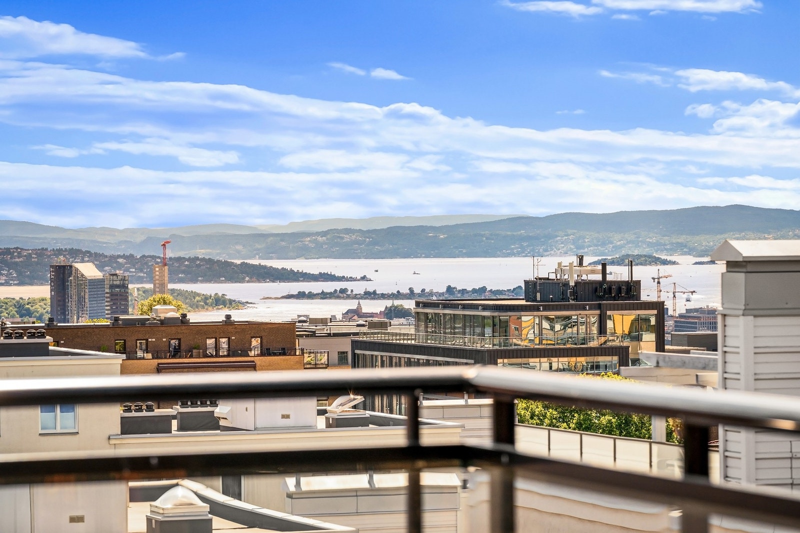 Her kan du nyte solrike dager, grille med venner eller trekke deg tilbake med en kaffekopp mens du tar inn den flotte utsikten over Oslo og Oslofjorden. Galleribilde