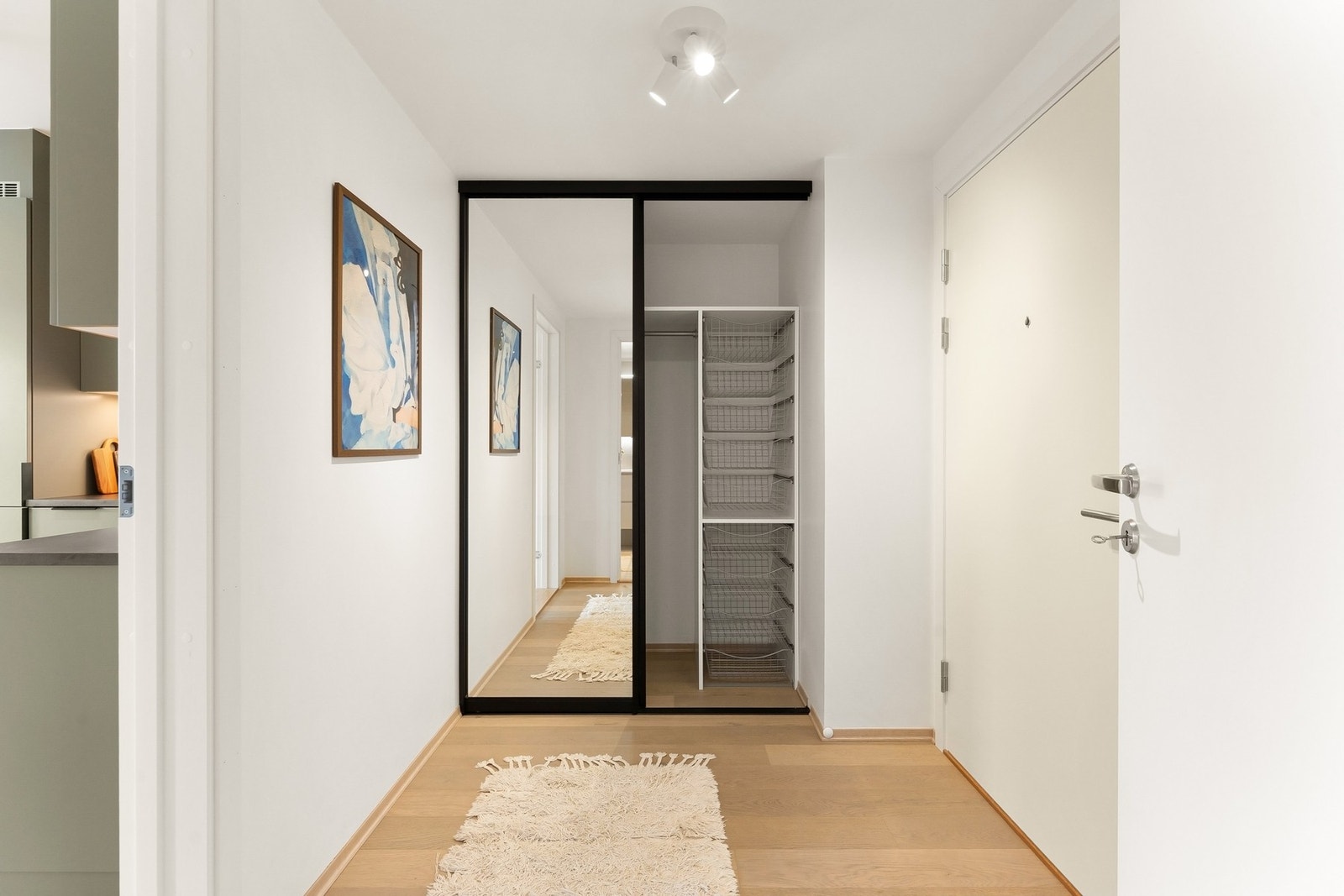 Leiligheten har adkomst via felles heis og trappeoppgang. Herfra kommer en inn i en lys og innbydende entré med skyvedørsgarderobe, pene, lyse flater og 1-stavs eikeparkett. Galleribilde